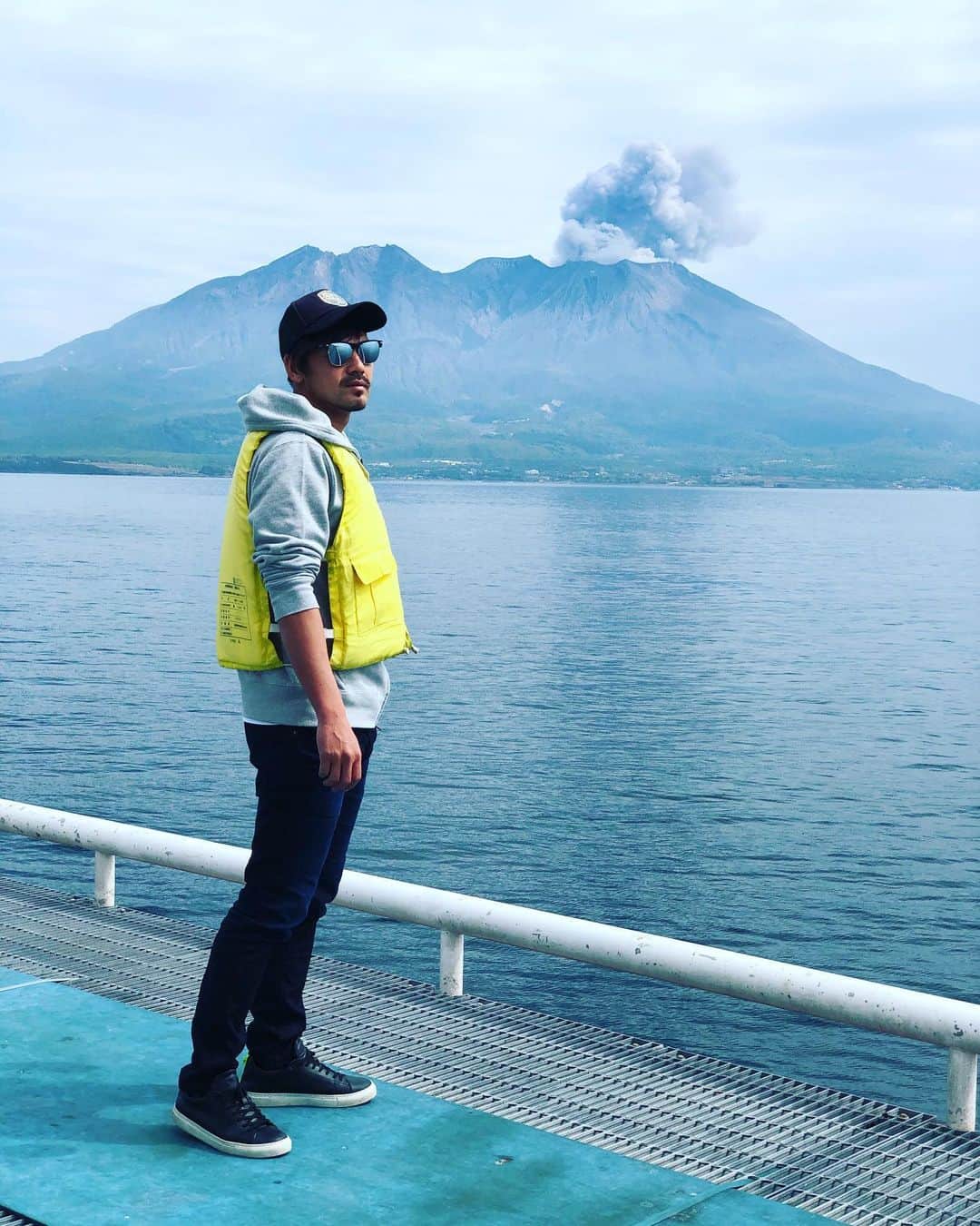 松井大輔さんのインスタグラム写真 - (松井大輔Instagram)「鹿児島の桜島が噴火。釣りしてきました。  #kagoshima #sakurajima #fishing  #eruption #sea #鹿児島 #桜島 #あたたかい  #釣り #久しぶりに帰った #style  #fashion  #釣れたの一匹 #めっちゃくちゃ小さい #鳥さんも1匹か？ってツッコんでる #気持ちいい」3月15日 19時03分 - matsuidaisuke_official