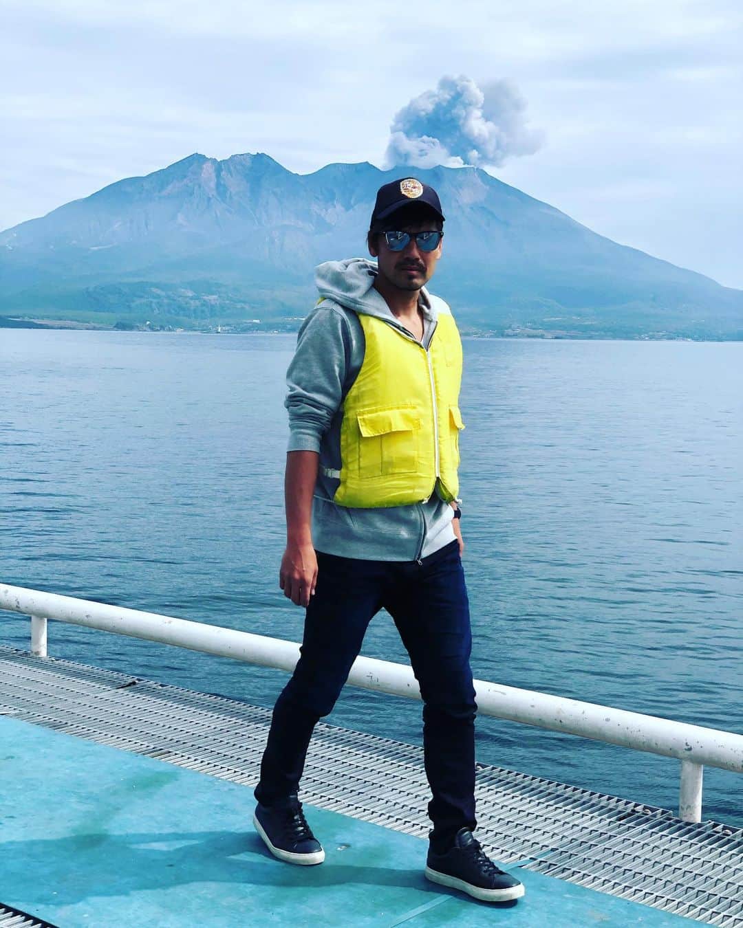 松井大輔さんのインスタグラム写真 - (松井大輔Instagram)「鹿児島の桜島が噴火。釣りしてきました。  #kagoshima #sakurajima #fishing  #eruption #sea #鹿児島 #桜島 #あたたかい  #釣り #久しぶりに帰った #style  #fashion  #釣れたの一匹 #めっちゃくちゃ小さい #鳥さんも1匹か？ってツッコんでる #気持ちいい」3月15日 19時03分 - matsuidaisuke_official