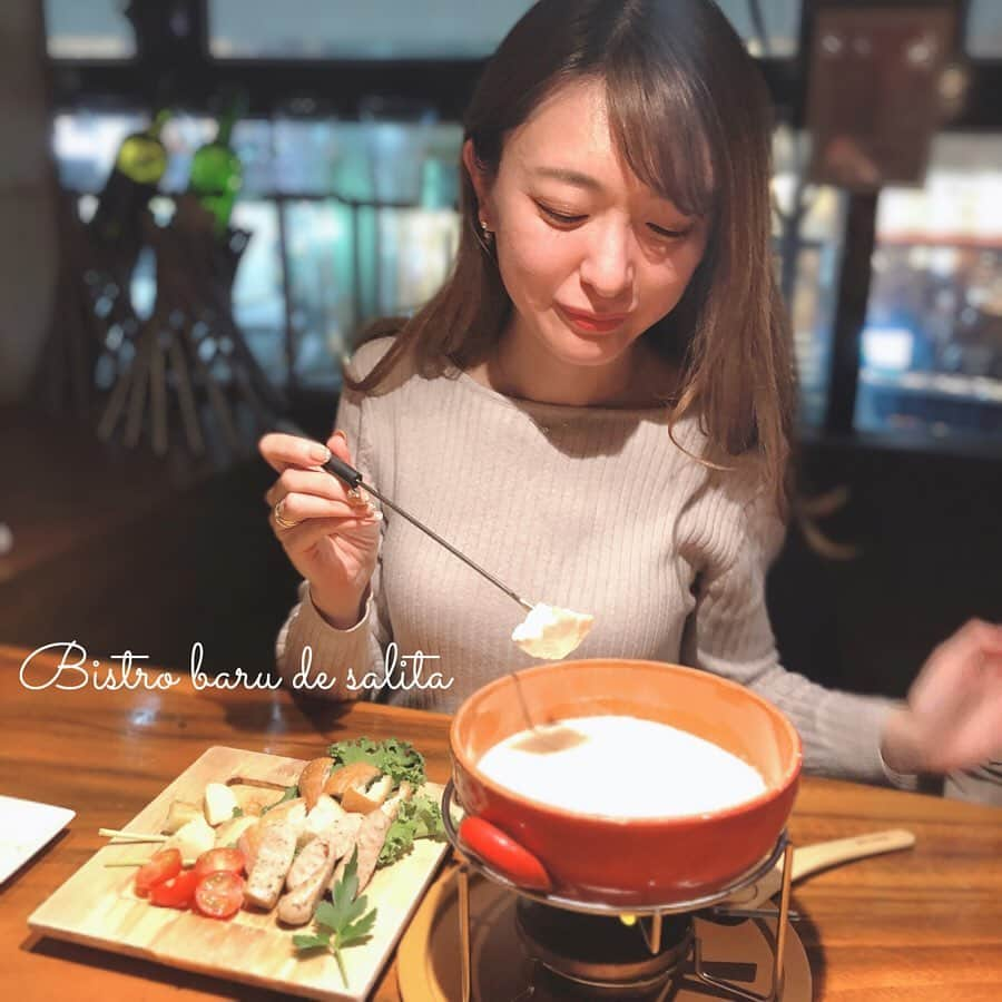 菊池かなこさんのインスタグラム写真 - (菊池かなこInstagram)「. 渋谷の @desalita_shibuya は チーズフォンデュが美味しいお店🧀 シャンデリアが素敵な吹き抜けの店内は 道玄坂沿いなのに広々としていて 賑やかすぎないので使いやすい🙆‍♀️ ドラマ #ケイジとケンジ のロケ地になったそう👮‍♀️ 女子会コースは野菜も魚もたっぷりとれて満腹になりました✨ シャンパンも飲み放題🍾なのが嬉しい✨ . . ꧁女子会コース꧂ ・春の彩りニース風サラダ ・自家製フォカッチャ＆バゲット ・鮮魚のカルパッチョ 2種盛り合わせ ・バッファロースパイシーチキン ・チーズフォンデュ ・有機野菜のフォンデュ具材セット ・柔らか牛ハラミのグリル ・季節の日替わりパスタ ・ミニケーキ . . 📍デ サリータ 渋谷 050-5890-8391 東京都渋谷区道玄坂2-10-7 新大宗ビル2号館 1F・2F https://tabelog.com/tokyo/A1303/A130301/13145419/ . . ୨୧┈┈┈┈┈┈┈┈┈┈┈┈┈┈┈┈┈୨୧ @desalita_shibuya  @woomy.restaurant #pr#デサリータ渋谷#渋谷グルメ#渋谷ディナー #渋谷#道玄坂グルメ #tokyocafe #かなーなグルメ#東カレ倶楽部 #東京グルメ#グルメ好きと繋がりたい  #食べログ #東京グルメ #東京食べ歩き #グルメ女子#グルメ好きな人と繋がりたい #グルメ部#食レポ#食べログ#グルメインスタグラマー #デリスタグラマー」3月15日 18時56分 - canana_kanako