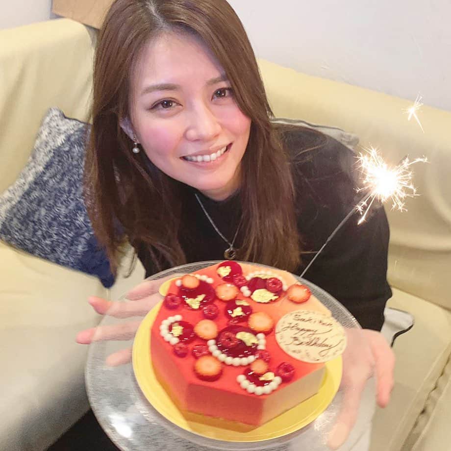 乙幡紗紀のインスタグラム：「・ 先日31歳になりました🎂✨ こうやってお祝いしてもらえると、歳とるのもいいですね🥰 これからも皆さんよろしくお願いします☺️✨ #mybirthday #thankyou」