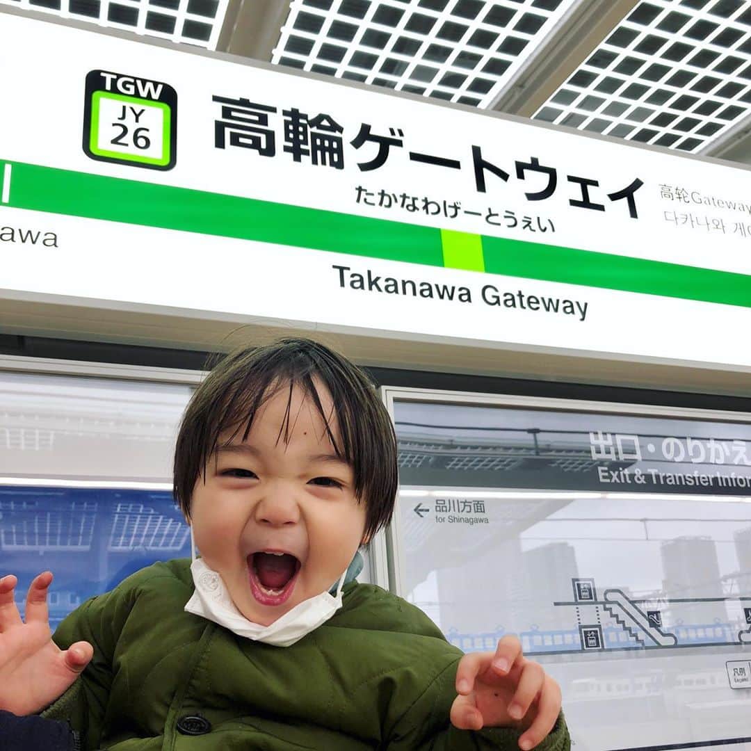 石塚錬さんのインスタグラム写真 - (石塚錬Instagram)「. 👦💬「はじめまして🥳高輪ゲートウェイさん🎫🚊💫」 #電車好きのボクは大興奮🤩🙌 #山手線に49年ぶりに駅ができたよ🚉🆕 . 👦💬「HELLO❗️Takanawa Gateway Station🎫🚊💫」 #This station was born on the Yamanote Line on March 14 for the first time in 49 years🎞 . #高輪ゲートウェイ #山手線 #Takanawa Gateway #Yamanoteline #야마노테선 #石塚錬 #成長日記 #ishizukaren #renishizuka #이시즈카렌」3月15日 19時00分 - ishizuka_ren