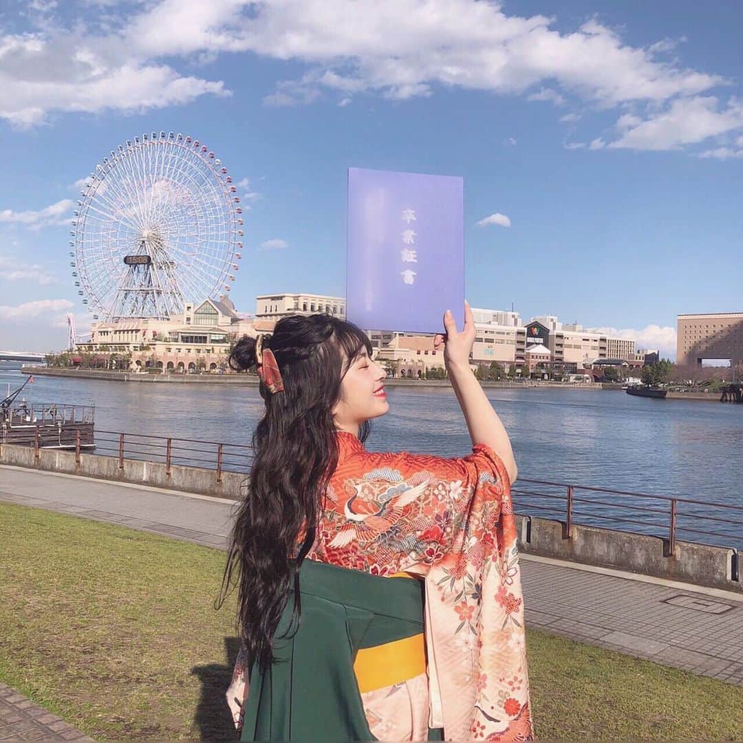 青木菜花のインスタグラム：「.﻿ .﻿ 🎓🌸🌸﻿ .﻿ . #卒業式 #卒業 #卒業式ヘア #卒業式ママコーデ #専門学校 #美容学生 #袴 #袴ヘア #袴ヘアアレンジ #みなとみらい #横浜 #instalike #instagood #l4l #instalove」
