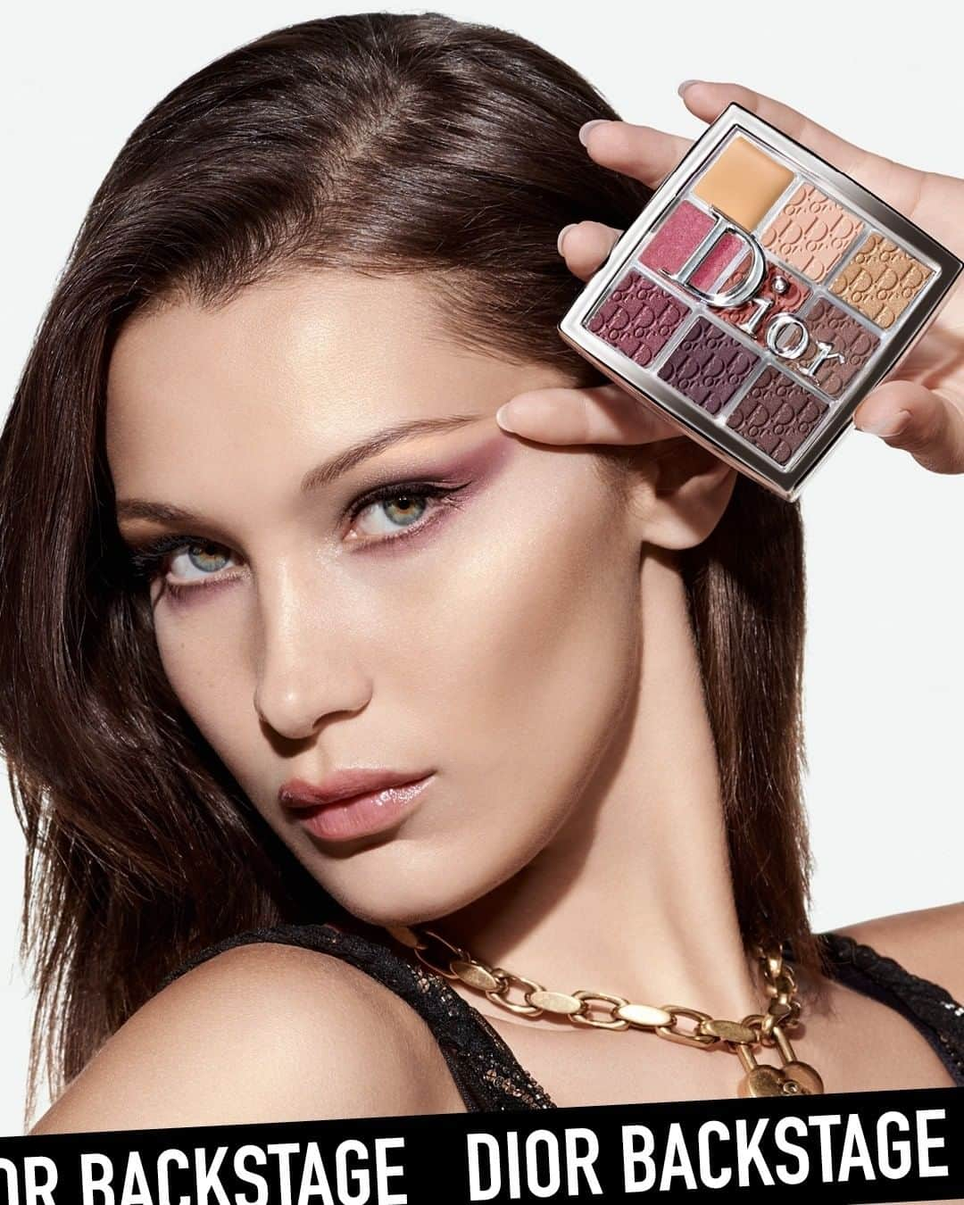 クリスチャンディオールさんのインスタグラム写真 - (クリスチャンディオールInstagram)「DIOR BACKSTAGE  Beauties @bellahadid, @jingwenll and @blesnyaminher wear the new Dior Backstage Rosewood Eye Palette: a primer, two universal matte shades, a shimmery top coat and a range of rosewoods, browns and gold to complement any complexion! • DIOR BACKSTAGE EYE PALETTE 004 Rosewood Neutrals • #diormakeup #diorbackstage @diormakeup」3月15日 19時01分 - dior