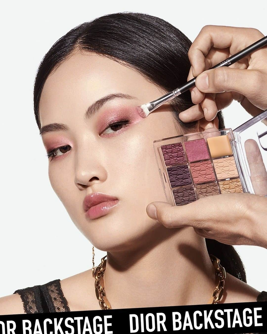 クリスチャンディオールさんのインスタグラム写真 - (クリスチャンディオールInstagram)「DIOR BACKSTAGE  Beauties @bellahadid, @jingwenll and @blesnyaminher wear the new Dior Backstage Rosewood Eye Palette: a primer, two universal matte shades, a shimmery top coat and a range of rosewoods, browns and gold to complement any complexion! • DIOR BACKSTAGE EYE PALETTE 004 Rosewood Neutrals • #diormakeup #diorbackstage @diormakeup」3月15日 19時01分 - dior