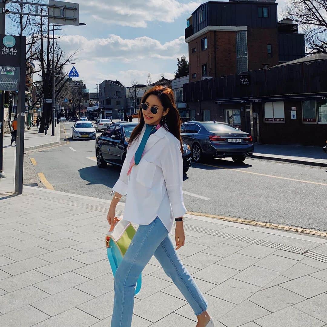 キム・ジュニさんのインスタグラム写真 - (キム・ジュニInstagram)「이번주는 주말까지도 일폭탄🤦🏻‍♀️ 진짜 단하루도 못쉬고 달리고 있는데 버틸수 있는건 너때문이자나😌Thanks to 임D ⠀ 오늘 지인짜 추웠고 맨발에 힐신고 걷다가 발에 피나고 귀가 꽁꽁 얼도록 봄옷을 입고 촬영했지만 뿌듯하고 행복했던 하루 였어요:) 예쁜옷 예쁘게 찍을수 있다면 이정도 추위 이정도 힘든건 참을수 있습니당 히힛 ⠀ 깔롱원피스 촬영도 완료했고 #감싸안아줘셔츠 는 화요일에 만나요👋🏻♥️ ⠀ ⠀ ⠀ #어버브 #2020SPRING ⠀」3月15日 19時11分 - evajunie
