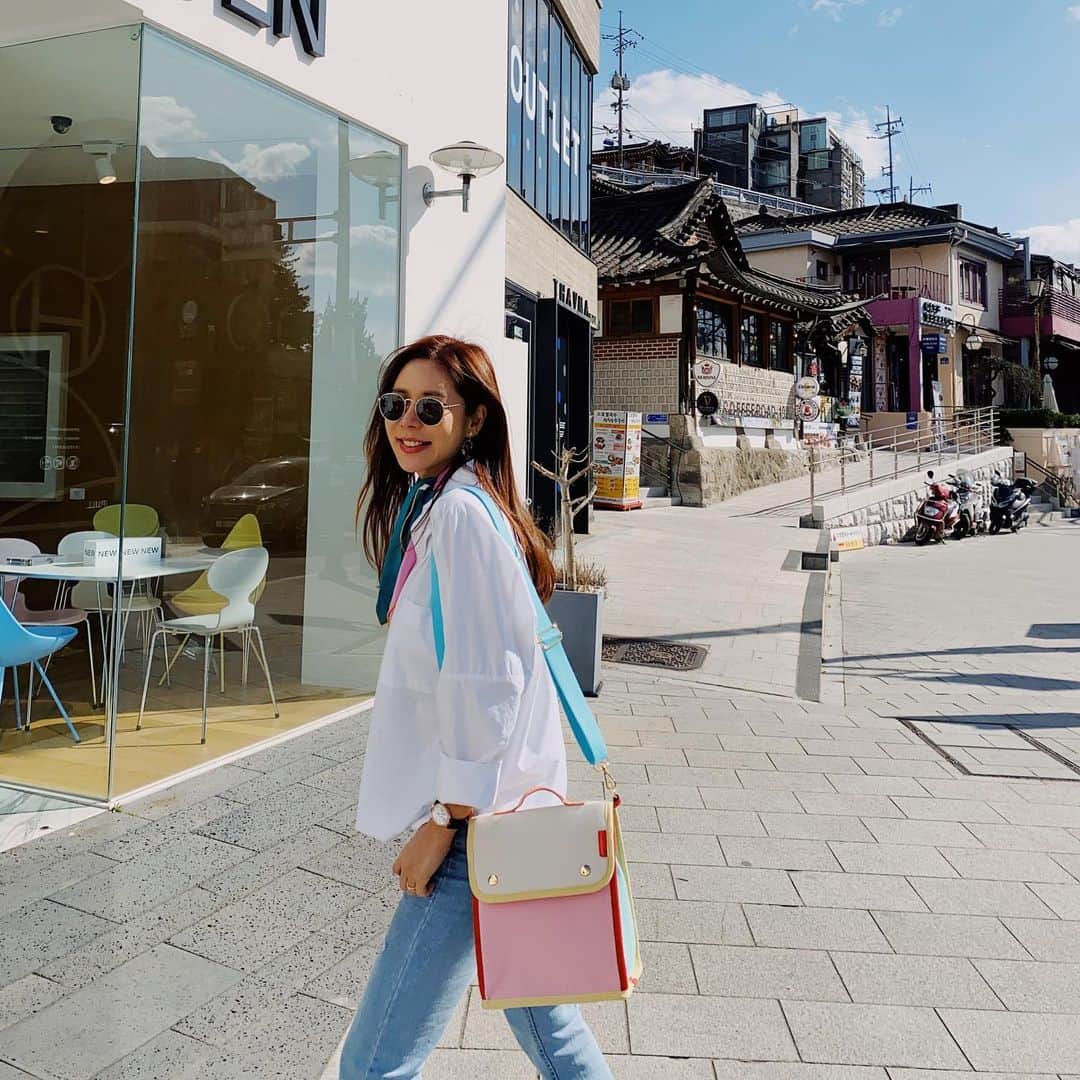 キム・ジュニさんのインスタグラム写真 - (キム・ジュニInstagram)「이번주는 주말까지도 일폭탄🤦🏻‍♀️ 진짜 단하루도 못쉬고 달리고 있는데 버틸수 있는건 너때문이자나😌Thanks to 임D ⠀ 오늘 지인짜 추웠고 맨발에 힐신고 걷다가 발에 피나고 귀가 꽁꽁 얼도록 봄옷을 입고 촬영했지만 뿌듯하고 행복했던 하루 였어요:) 예쁜옷 예쁘게 찍을수 있다면 이정도 추위 이정도 힘든건 참을수 있습니당 히힛 ⠀ 깔롱원피스 촬영도 완료했고 #감싸안아줘셔츠 는 화요일에 만나요👋🏻♥️ ⠀ ⠀ ⠀ #어버브 #2020SPRING ⠀」3月15日 19時11分 - evajunie