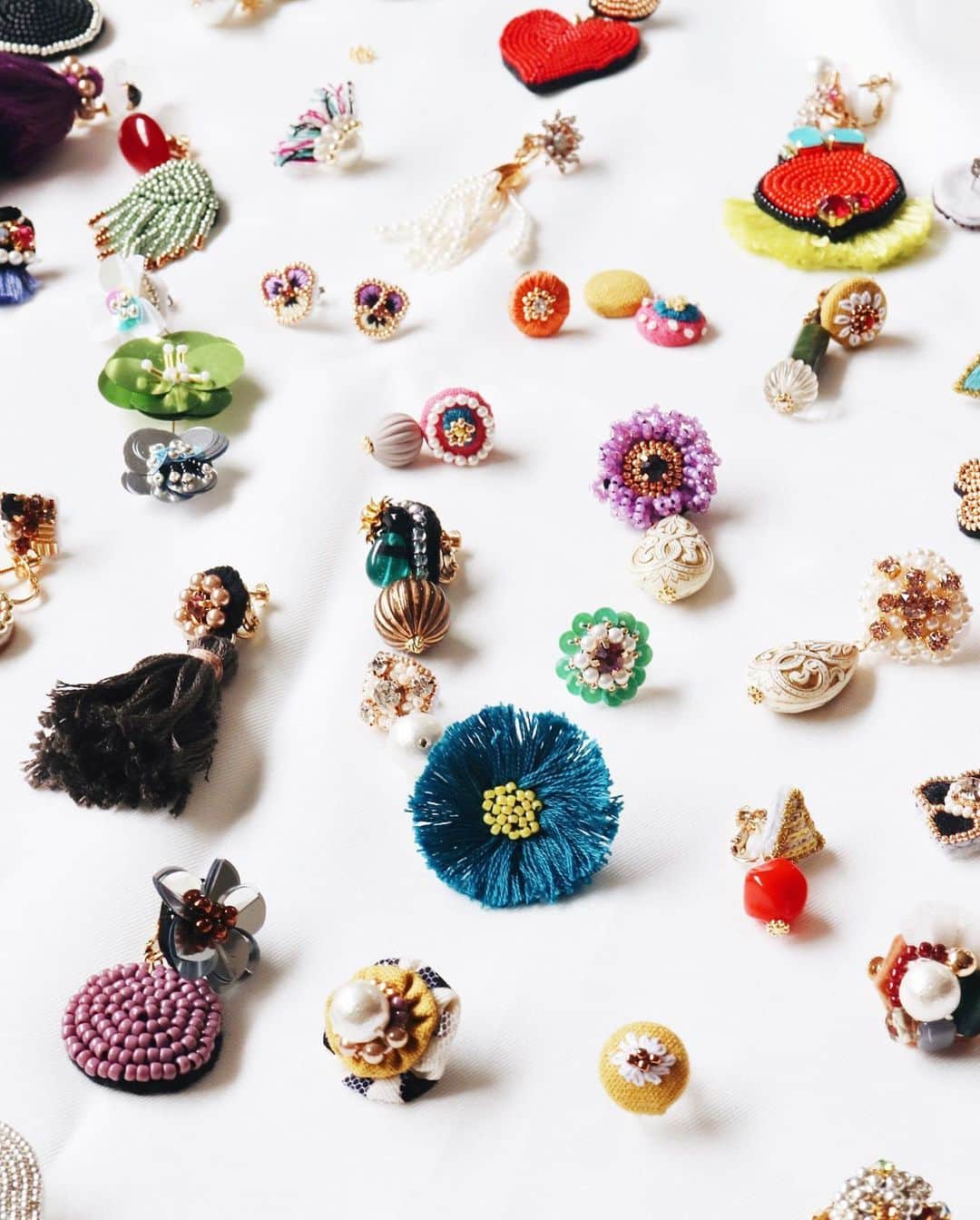 handmade shopのインスタグラム：「こんにちは、eriです😊﻿ ﻿ お久しぶりの更新です！﻿ ﻿ 最近はYouTubeの動画投稿をがんばっています﻿ ﻿ まだご覧になったことがない方は﻿ ぜひプロフィールのリンクから﻿ アクセスしてみてください💘﻿ ﻿ 今日は告知の告知です﻿ ﻿ YouTubeで作ったアクセサリーを﻿ 近々販売しようと思っています﻿ ﻿ ほぼ片耳しか作っていないということと、﻿ 販売用で制作していないので﻿ 作りは結構粗めです🤭﻿ ﻿ その辺りをご了承いただける方に﻿ 1000円未満の低価格で販売しようと思っています﻿ ﻿ (検品して販売できそうなものを販売します)﻿ ﻿ ついでに過去作品も少しお求めやすくして販売﻿ しようと思っているので﻿ ﻿ 気になる方はぜひチェックしてみてください！﻿ ﻿ まだ販売準備が整っていないので、﻿ 準備が整い次第またinstagramの投稿で﻿ お知らせします😊﻿ ﻿ 4月までに販売できたらな〜って感じでいます﻿ ﻿ よろしくお願いします✨」