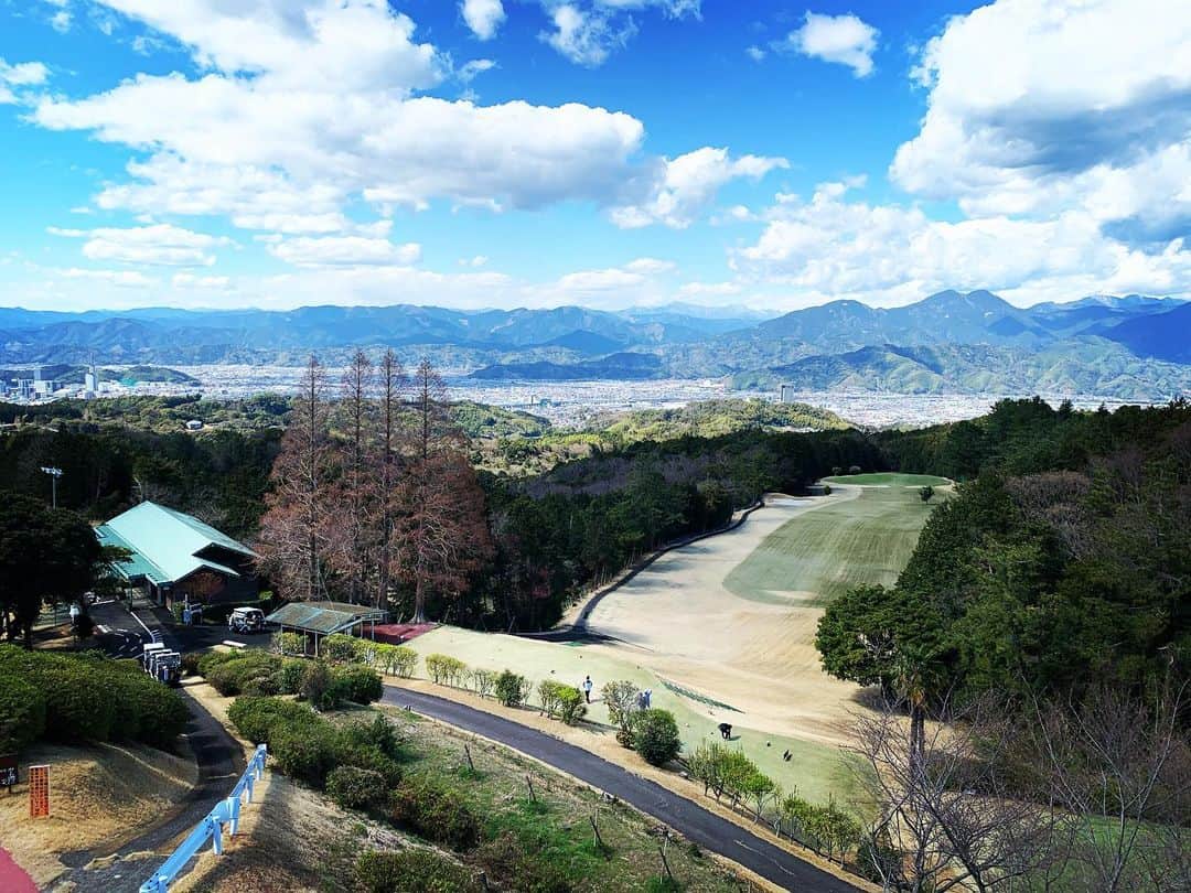 のインスタグラム：「良い景色でした！ 2年ぶりのゴルフ！  #静岡 #日本平ゴルフクラブ #天気良かった #スコアは良くなかった #課題は左足下がり #とパター」