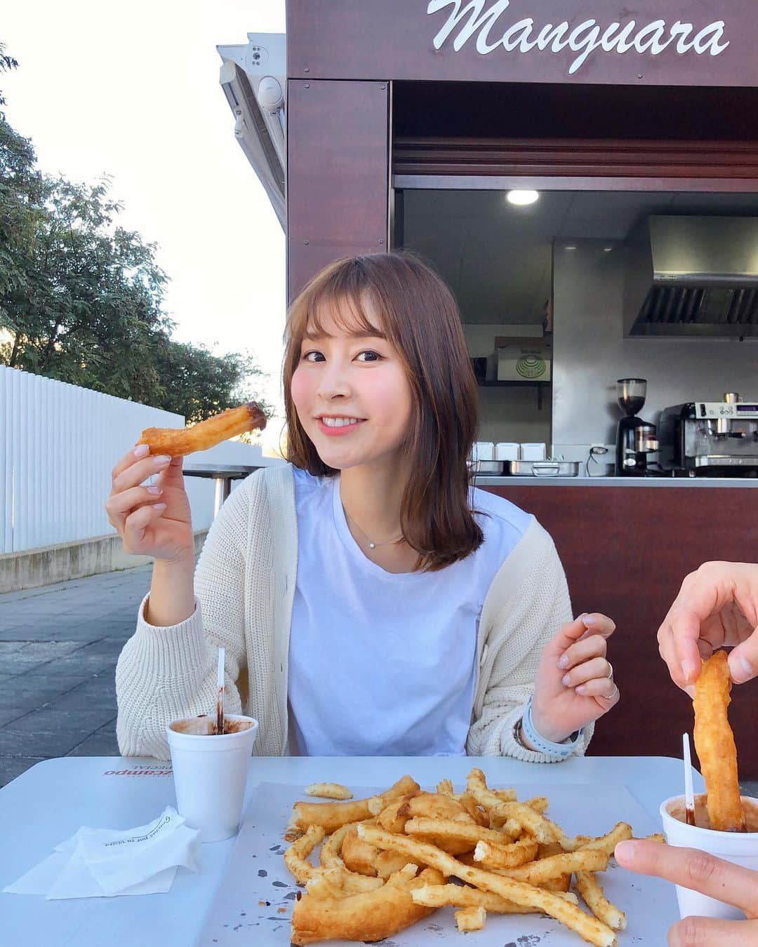 権田裕美さんのインスタグラム写真 - (権田裕美Instagram)「. たまには小麦粉も食べます✨ . 私の週末限定スウィーツ(グルテン)のルールは、 ランチ時の炭水化物として食べること♪ . おやつとして食べてしまったら カロリーオーバーに！！ 1日のトータル摂取カロリーとして、 ランチタイムの炭水化物分をスウィーツの糖質に替えて置き換えて食べています⭐︎ . 本場スペインのチョコレートチュロス 美味しかったあ🍫💕 . . . . . . . . . . . . . . . . . (先週の画像です♪) #ヨガインストラクター#筋トレ動画#japanese#筋トレ女子#筋トレダイエット#ジムウェア#ヨガウェア#ジムトレーニング#筋トレ食#筋トレ女子と繋がりたい#腹筋割りたい#薬膳コーディネーター#ランニング女子#低カロリー高タンパク質#筋トレ動画#ダイエット方法#痩せ方#チョコレートチュロス#グルテンフリー生活#食べ方#息子カメラ#田中みな実#川口春奈 の顔に憧れる」3月15日 19時08分 - yumigonda