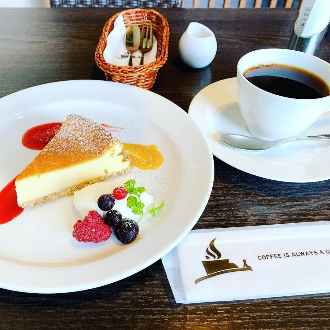 HIROさんのインスタグラム写真 - (HIROInstagram)「美味いコーヒーと美味いチーズケーキ😋😋😋 #岡山県 #カフェ巡り #カフェ  #チーズケーキ  #コーヒー  #美味い  #好き」3月15日 19時09分 - hiro19770420