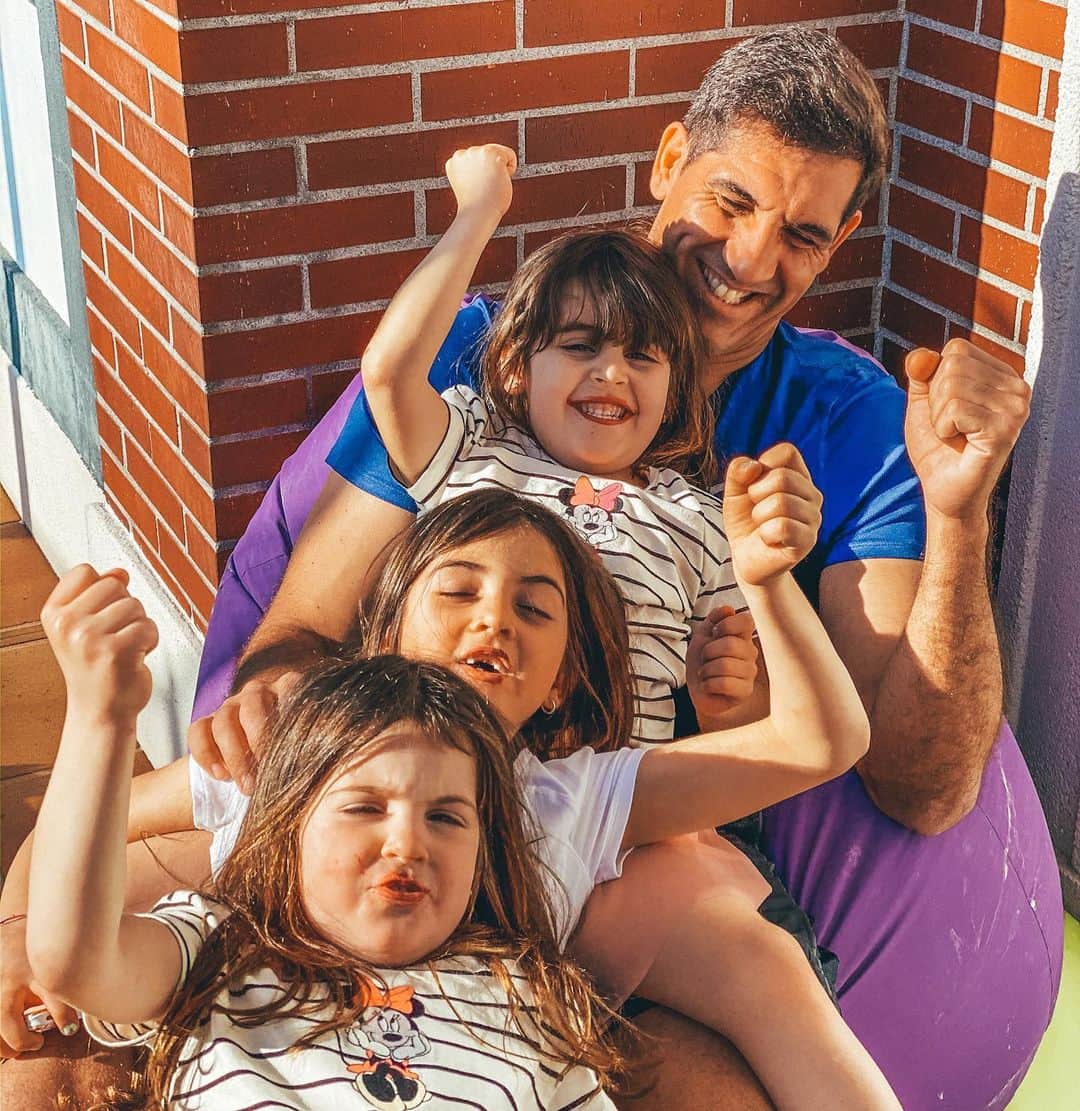 ゴルカ・イライソス・モレノのインスタグラム：「La vida me ha retado en cada una de las etapas que he vivido.  Sin ninguna duda esta nueva situación mundial en la que estamos, es de largo, el reto personal, familiar, de comunidad, global más importante en el que estoy(estamos). La situación nos pone a prueba en todos los sentidos, desde lo más cercano a lo más lejano.  Nos transformará y sobre todo dotará a las nuevas generaciones de nuevos recursos para el nuevo futuro que está en nuestra mano crear. Explota todos tus recursos y demuéstrate de que eres capaz. ¡Muestra tu verdadera esencia!¿Quién eres en realidad? #yomequedoencasa #undiamasesundiamenos #juntossomosmasfuertes #porunfuturomejor #todospodemos」