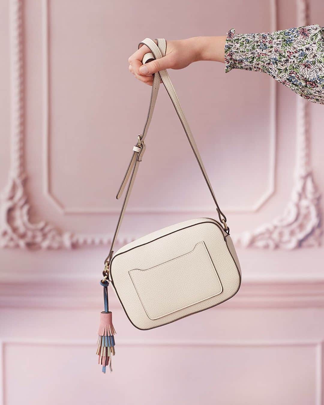 ローラアシュレイのインスタグラム：「Did you know there's only one more week until Mother's Day? From stylish fashion accessories to beautiful homewares, why not spoil your mum this year with a thoughtful gift from Laura Ashley.」
