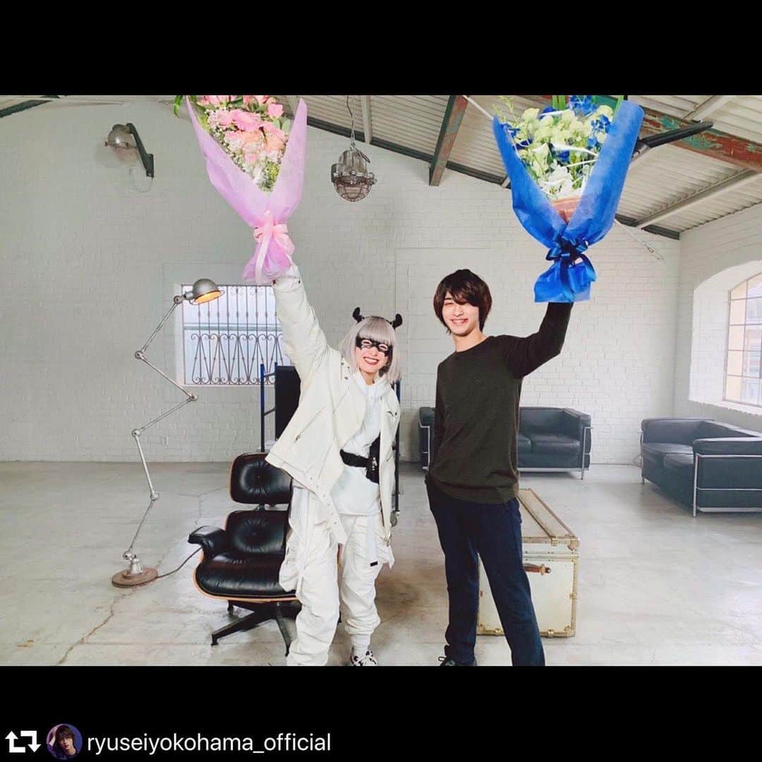 シロでもクロでもない世界で、パンダは笑う。【公式】のインスタグラム：「#repost @ryuseiyokohama_official ・・・ 本日、22時30分から『シロでもクロでもない世界で、パンダは笑う。』最終回です。 先日クランクアップしました。 監督、プロデューサーを初めとしたスタッフの皆さんキャストの皆さんと1から真剣に考え、でも楽しみながらオリジナル作品を共に作れたこと、そして先輩方とお芝居を通して魂のぶつかり合いが出来たことが僕の財産となりました。今夜、レン、リコ、直輝はどういった決断を下すのか、是非見守って下さい！！ #ドラマ #シロクロ #最終回 #絶対みてね #宜しくお願いします @shirokuro_drama」