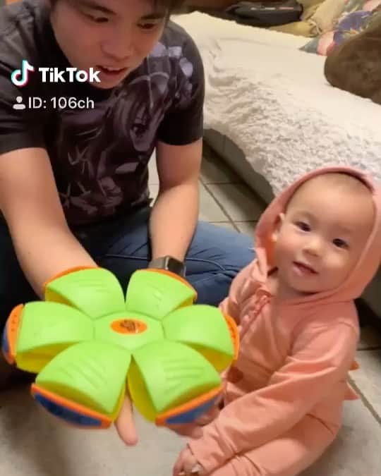 成田童夢のインスタグラム：「驚かずに笑った❀.(*´▽`*)❀.w  https://vt.tiktok.com/6MALBE/ #フラットボール #今日の童夢さん #日常vlog #子供のいる暮らし #子供のいる暮らし」