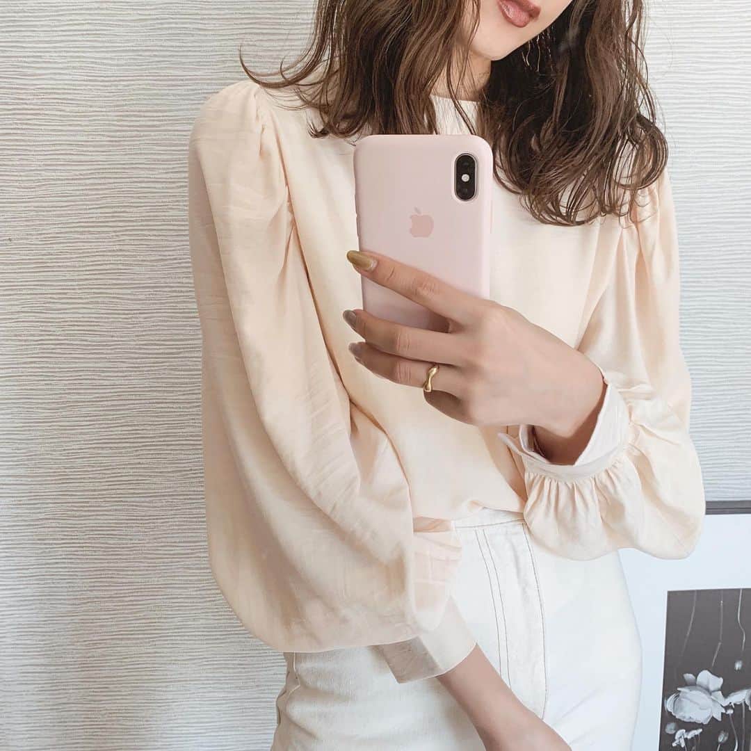 小川陽香のインスタグラム：「春はブラウスたくさん着たいな～！ フリルとか袖がボリューミーなの好き☺️💕 白いブラウス選びがちだからこれはベージュにした♡ @sober_womens  ㅤ ㅤ #ootd #fashion #code #blouse #denim #ファッション #コーデ #ブラウス #ブラウンリップ」