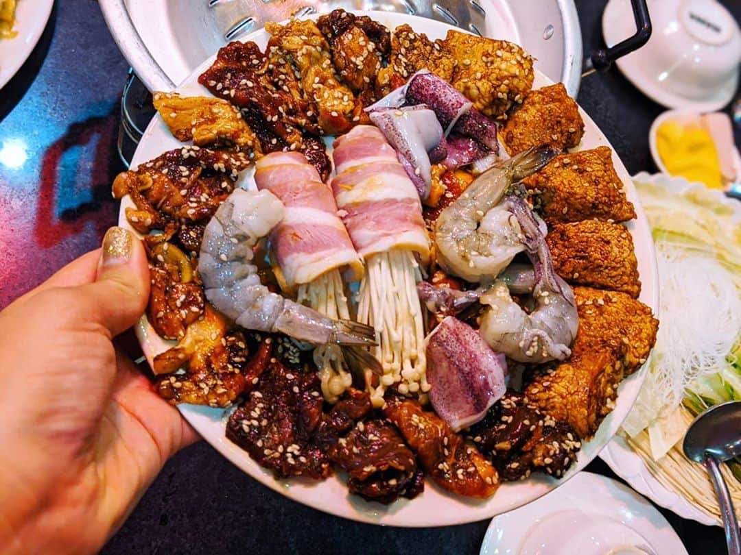 芳美リンさんのインスタグラム写真 - (芳美リンInstagram)「カンボジア料理🇰🇭﻿ ﻿ 行くまで、あまりイメージなくて、﻿ ベトナムっぽいって話を口コミで聞いていたのですが、それともまた違うお味。﻿ （ベトナム料理店は別として。）﻿ ﻿ 日本では味わえない独特のメニューに大満足♥﻿ ﻿ 辛さは後から足すスタイルが多かったので、辛いの苦手な方でも安心できますよ！﻿ ﻿ この日はちょっと変わった、孵化したての卵？﻿ を食べました。﻿ ベトナムのホピロンも好きなので余裕です。﻿ 美味しいー！﻿ ﻿ 卵とろとろの牛肉。﻿ 日本ならレアでいただきますが、﻿ ここはよく火を通して。﻿ ﻿ ガイドさんがレクチャーしてくれたので、﻿ 失敗なし★﻿ ﻿ ﻿ ﻿ ﻿ ﻿ #FAMTrip﻿﻿ #Cambodia﻿﻿ #ASEANJAPANCENTERFAMTRIPDelegete﻿﻿﻿ #モンドルキリ#クメール料理﻿ #Cambodia﻿﻿ #カンボジア#カンボジア旅行#東南アジア﻿﻿ #旅したくなるフォト#旅好きな人と繋がりたい#海外旅行#東南アジア#旅行 #travelstagram #旅人 #lynn_trip #旅 #travelme #travel #trip #traveler ﻿」3月15日 19時37分 - lynn.lynn5