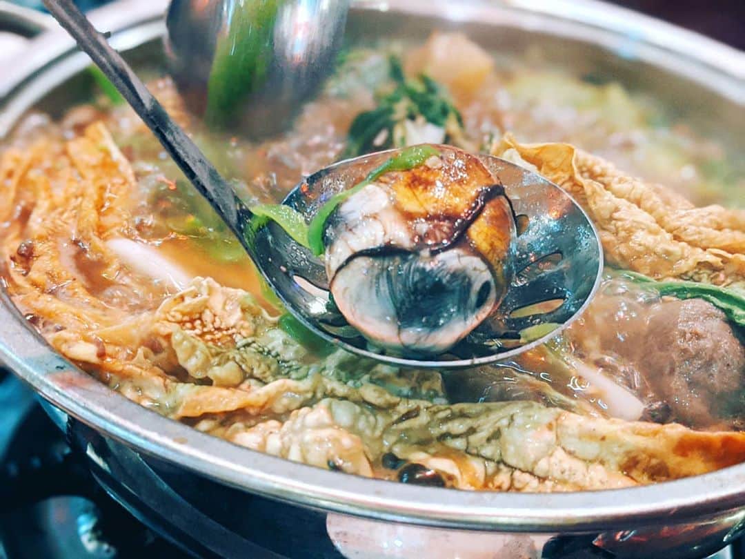 芳美リンさんのインスタグラム写真 - (芳美リンInstagram)「カンボジア料理🇰🇭﻿ ﻿ 行くまで、あまりイメージなくて、﻿ ベトナムっぽいって話を口コミで聞いていたのですが、それともまた違うお味。﻿ （ベトナム料理店は別として。）﻿ ﻿ 日本では味わえない独特のメニューに大満足♥﻿ ﻿ 辛さは後から足すスタイルが多かったので、辛いの苦手な方でも安心できますよ！﻿ ﻿ この日はちょっと変わった、孵化したての卵？﻿ を食べました。﻿ ベトナムのホピロンも好きなので余裕です。﻿ 美味しいー！﻿ ﻿ 卵とろとろの牛肉。﻿ 日本ならレアでいただきますが、﻿ ここはよく火を通して。﻿ ﻿ ガイドさんがレクチャーしてくれたので、﻿ 失敗なし★﻿ ﻿ ﻿ ﻿ ﻿ ﻿ #FAMTrip﻿﻿ #Cambodia﻿﻿ #ASEANJAPANCENTERFAMTRIPDelegete﻿﻿﻿ #モンドルキリ#クメール料理﻿ #Cambodia﻿﻿ #カンボジア#カンボジア旅行#東南アジア﻿﻿ #旅したくなるフォト#旅好きな人と繋がりたい#海外旅行#東南アジア#旅行 #travelstagram #旅人 #lynn_trip #旅 #travelme #travel #trip #traveler ﻿」3月15日 19時37分 - lynn.lynn5