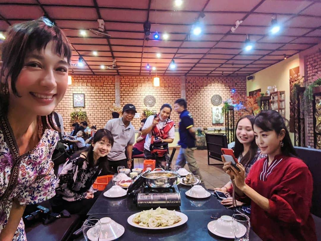 芳美リンさんのインスタグラム写真 - (芳美リンInstagram)「カンボジア料理🇰🇭﻿ ﻿ 行くまで、あまりイメージなくて、﻿ ベトナムっぽいって話を口コミで聞いていたのですが、それともまた違うお味。﻿ （ベトナム料理店は別として。）﻿ ﻿ 日本では味わえない独特のメニューに大満足♥﻿ ﻿ 辛さは後から足すスタイルが多かったので、辛いの苦手な方でも安心できますよ！﻿ ﻿ この日はちょっと変わった、孵化したての卵？﻿ を食べました。﻿ ベトナムのホピロンも好きなので余裕です。﻿ 美味しいー！﻿ ﻿ 卵とろとろの牛肉。﻿ 日本ならレアでいただきますが、﻿ ここはよく火を通して。﻿ ﻿ ガイドさんがレクチャーしてくれたので、﻿ 失敗なし★﻿ ﻿ ﻿ ﻿ ﻿ ﻿ #FAMTrip﻿﻿ #Cambodia﻿﻿ #ASEANJAPANCENTERFAMTRIPDelegete﻿﻿﻿ #モンドルキリ#クメール料理﻿ #Cambodia﻿﻿ #カンボジア#カンボジア旅行#東南アジア﻿﻿ #旅したくなるフォト#旅好きな人と繋がりたい#海外旅行#東南アジア#旅行 #travelstagram #旅人 #lynn_trip #旅 #travelme #travel #trip #traveler ﻿」3月15日 19時37分 - lynn.lynn5