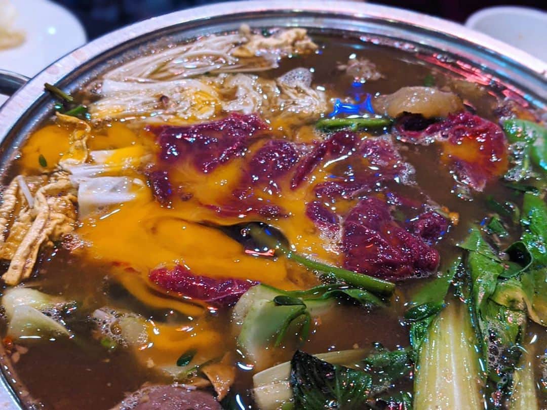 芳美リンさんのインスタグラム写真 - (芳美リンInstagram)「カンボジア料理🇰🇭﻿ ﻿ 行くまで、あまりイメージなくて、﻿ ベトナムっぽいって話を口コミで聞いていたのですが、それともまた違うお味。﻿ （ベトナム料理店は別として。）﻿ ﻿ 日本では味わえない独特のメニューに大満足♥﻿ ﻿ 辛さは後から足すスタイルが多かったので、辛いの苦手な方でも安心できますよ！﻿ ﻿ この日はちょっと変わった、孵化したての卵？﻿ を食べました。﻿ ベトナムのホピロンも好きなので余裕です。﻿ 美味しいー！﻿ ﻿ 卵とろとろの牛肉。﻿ 日本ならレアでいただきますが、﻿ ここはよく火を通して。﻿ ﻿ ガイドさんがレクチャーしてくれたので、﻿ 失敗なし★﻿ ﻿ ﻿ ﻿ ﻿ ﻿ #FAMTrip﻿﻿ #Cambodia﻿﻿ #ASEANJAPANCENTERFAMTRIPDelegete﻿﻿﻿ #モンドルキリ#クメール料理﻿ #Cambodia﻿﻿ #カンボジア#カンボジア旅行#東南アジア﻿﻿ #旅したくなるフォト#旅好きな人と繋がりたい#海外旅行#東南アジア#旅行 #travelstagram #旅人 #lynn_trip #旅 #travelme #travel #trip #traveler ﻿」3月15日 19時37分 - lynn.lynn5