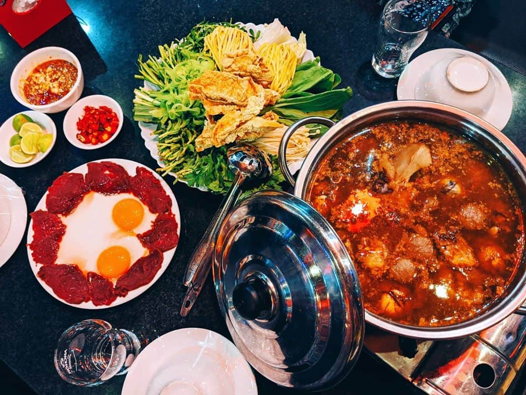 芳美リンさんのインスタグラム写真 - (芳美リンInstagram)「カンボジア料理🇰🇭﻿ ﻿ 行くまで、あまりイメージなくて、﻿ ベトナムっぽいって話を口コミで聞いていたのですが、それともまた違うお味。﻿ （ベトナム料理店は別として。）﻿ ﻿ 日本では味わえない独特のメニューに大満足♥﻿ ﻿ 辛さは後から足すスタイルが多かったので、辛いの苦手な方でも安心できますよ！﻿ ﻿ この日はちょっと変わった、孵化したての卵？﻿ を食べました。﻿ ベトナムのホピロンも好きなので余裕です。﻿ 美味しいー！﻿ ﻿ 卵とろとろの牛肉。﻿ 日本ならレアでいただきますが、﻿ ここはよく火を通して。﻿ ﻿ ガイドさんがレクチャーしてくれたので、﻿ 失敗なし★﻿ ﻿ ﻿ ﻿ ﻿ ﻿ #FAMTrip﻿﻿ #Cambodia﻿﻿ #ASEANJAPANCENTERFAMTRIPDelegete﻿﻿﻿ #モンドルキリ#クメール料理﻿ #Cambodia﻿﻿ #カンボジア#カンボジア旅行#東南アジア﻿﻿ #旅したくなるフォト#旅好きな人と繋がりたい#海外旅行#東南アジア#旅行 #travelstagram #旅人 #lynn_trip #旅 #travelme #travel #trip #traveler ﻿」3月15日 19時37分 - lynn.lynn5