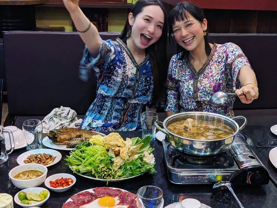 芳美リンさんのインスタグラム写真 - (芳美リンInstagram)「カンボジア料理🇰🇭﻿ ﻿ 行くまで、あまりイメージなくて、﻿ ベトナムっぽいって話を口コミで聞いていたのですが、それともまた違うお味。﻿ （ベトナム料理店は別として。）﻿ ﻿ 日本では味わえない独特のメニューに大満足♥﻿ ﻿ 辛さは後から足すスタイルが多かったので、辛いの苦手な方でも安心できますよ！﻿ ﻿ この日はちょっと変わった、孵化したての卵？﻿ を食べました。﻿ ベトナムのホピロンも好きなので余裕です。﻿ 美味しいー！﻿ ﻿ 卵とろとろの牛肉。﻿ 日本ならレアでいただきますが、﻿ ここはよく火を通して。﻿ ﻿ ガイドさんがレクチャーしてくれたので、﻿ 失敗なし★﻿ ﻿ ﻿ ﻿ ﻿ ﻿ #FAMTrip﻿﻿ #Cambodia﻿﻿ #ASEANJAPANCENTERFAMTRIPDelegete﻿﻿﻿ #モンドルキリ#クメール料理﻿ #Cambodia﻿﻿ #カンボジア#カンボジア旅行#東南アジア﻿﻿ #旅したくなるフォト#旅好きな人と繋がりたい#海外旅行#東南アジア#旅行 #travelstagram #旅人 #lynn_trip #旅 #travelme #travel #trip #traveler ﻿」3月15日 19時37分 - lynn.lynn5