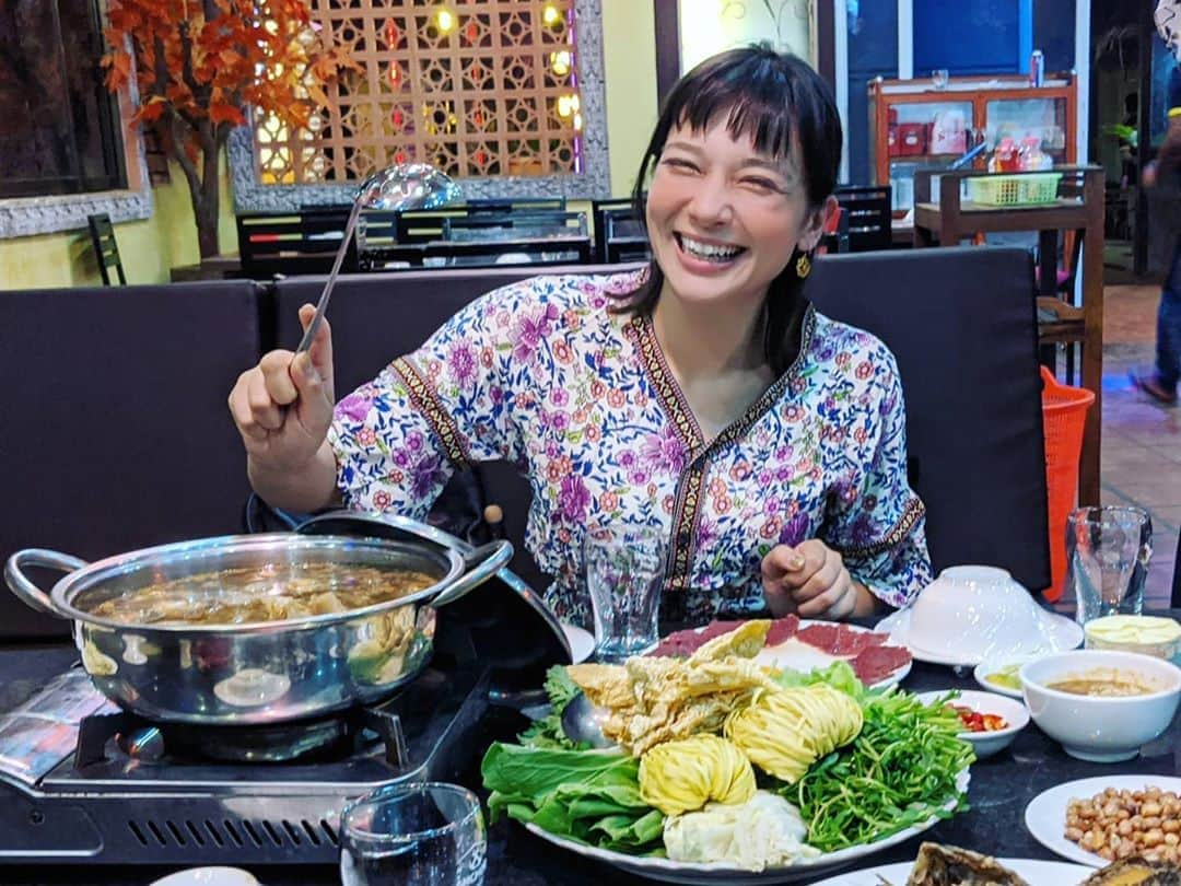 芳美リンさんのインスタグラム写真 - (芳美リンInstagram)「カンボジア料理🇰🇭﻿ ﻿ 行くまで、あまりイメージなくて、﻿ ベトナムっぽいって話を口コミで聞いていたのですが、それともまた違うお味。﻿ （ベトナム料理店は別として。）﻿ ﻿ 日本では味わえない独特のメニューに大満足♥﻿ ﻿ 辛さは後から足すスタイルが多かったので、辛いの苦手な方でも安心できますよ！﻿ ﻿ この日はちょっと変わった、孵化したての卵？﻿ を食べました。﻿ ベトナムのホピロンも好きなので余裕です。﻿ 美味しいー！﻿ ﻿ 卵とろとろの牛肉。﻿ 日本ならレアでいただきますが、﻿ ここはよく火を通して。﻿ ﻿ ガイドさんがレクチャーしてくれたので、﻿ 失敗なし★﻿ ﻿ ﻿ ﻿ ﻿ ﻿ #FAMTrip﻿﻿ #Cambodia﻿﻿ #ASEANJAPANCENTERFAMTRIPDelegete﻿﻿﻿ #モンドルキリ#クメール料理﻿ #Cambodia﻿﻿ #カンボジア#カンボジア旅行#東南アジア﻿﻿ #旅したくなるフォト#旅好きな人と繋がりたい#海外旅行#東南アジア#旅行 #travelstagram #旅人 #lynn_trip #旅 #travelme #travel #trip #traveler ﻿」3月15日 19時37分 - lynn.lynn5