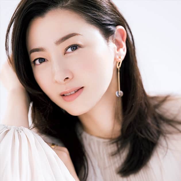 のインスタグラム：「エクラ4月号　@eclat.magazine  ディオール　プレステージホワイトの魅力　@diorskincare  モデル春香の至福のスキンケアとは？インタビュー掲載されています。 web eclat でもご覧いただけます。  https://eclat.hpplus.jp/article/49786/01/  #magazine#haruka#モデル#dior#ディオール#ディオールプレステージホワイト#ディオールプレステージ#ディオールコスメ #éclat #エクラ」
