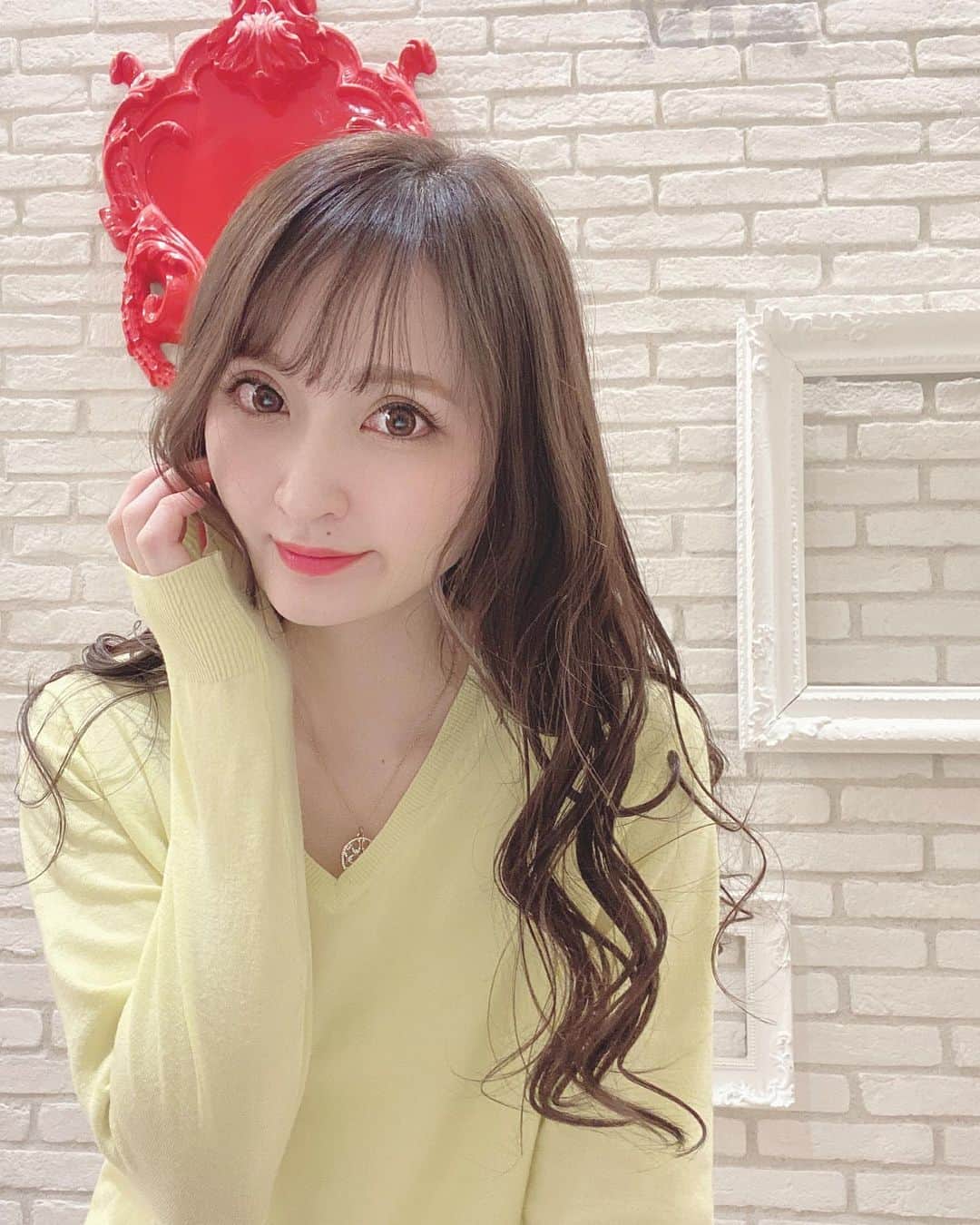 のインスタグラム：「前髪つくるとかなりの確率で前髪無い方がいいって言われるんだけど笑、ふと切りたくなって数百年ぶりに前髪つくったよ💇‍♀️ 不評でもなんでもせっかくだからひさびさの前髪楽しむ♡ 前髪つくりたい気持ちは止められなかった。笑 ・ そしてちょっと期間があいてしまいましたが、いつもお世話になってるYAG BEAUTY CLINIC @yagbeauty_official にて、レーザートーニング受けてきたよ。 レーザートーニングは、肝斑、シミ、毛穴、くすみ、ハリの改善を目的としたレーザー治療✨ レーザーはさほど痛くなくて、パチパチって輪ゴムで弾かれてるぐらいの痛み？だから、ほぼノンストレスで美肌を目指せるのも高ポイント✨ ・ お手入れしていただいたあとにパックをしてくださる時間が幸せすぎる🙃 そしてナースさんが優しくて癒されます✨ ・ 直後からメイクもできるんだけど、 濃密なパックで保湿されてるから、私は何もつけずにテッカテカのすっぴんでそのまま帰るのが好きです♥︎レーザートーニング受けると透明感がアップする気がするから毎回楽しみ♥︎ ・ 渋谷院YAG BEAUTY CLINIC ☏0120915959 ・ #前髪つくった #シースルー前髪  #YAGBEAUTY #レーザートーニング #RRRマスクパック  #PR」