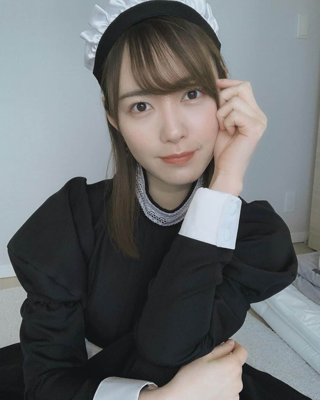 もえりんのインスタグラム：「撮影でメイドさんになりました。  可愛い系のメイドさんってよりかは、クラシカルで硬派な雰囲気が出したくて、めちゃくちゃロング丈！ 全身はYouTubeでみてほしい！  普段動画では強めのリップつけんけど、今回は #ロレアルパリ のボルドーで締めてみました♡」