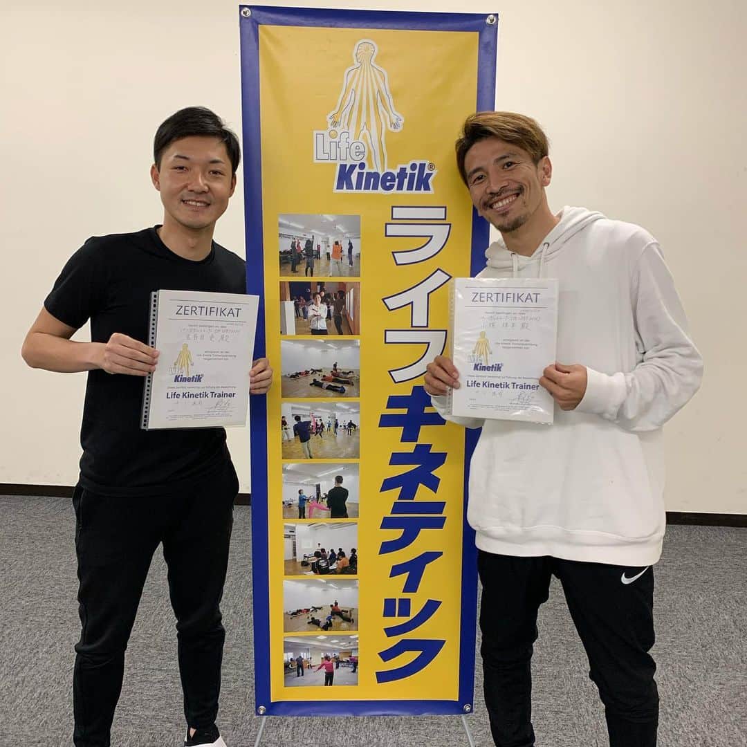 のインスタグラム：「5日間の講習会終了！！！﻿ ﻿ 無事ライフキネティック公認パーソナルトレーナーの資格を取れました﻿ ﻿ 今まであまり意識したことのない「脳」と「体」の関係について色々と学ぶことができ、とても勉強になることばかりでした。﻿ ﻿ 講師の先生、受講生の皆さん色々とありがとうございました！﻿ ﻿ ちなみに写真に載っている彼は5日間隣の席だった、五百目(ごひゃくめ)さん!﻿ 日本に6世帯くらいしかない苗字なんだってw﻿ ﻿ #小椋祥平  #lifekinetik  #ライフキネティック ﻿ #パーソナルトレーナー ﻿ #五百目さん #珍苗字」