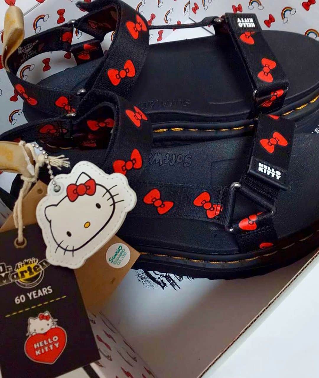 のインスタグラム：「♡ ♡ ❤DR. MARTENS x HELLO KITTY❤ ♡ ♡  #drmartens #sanrio #hellokitty #DrMartens銀座並木通り店  #モーニング娘20 #morningmusume20 #牧野真莉愛」