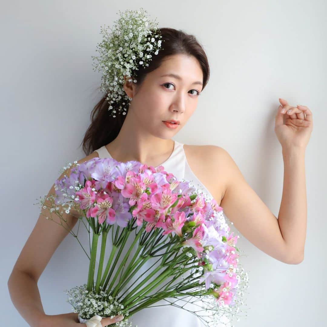 穂川果音さんのインスタグラム写真 - (穂川果音Instagram)「white🌷  flower arrangement→ @leiflowerproducing  #shooting #portrait  #beautymakeup  #flowers  #leiflowerproducing #扇のブーケ #添う花ブーケ #フラワーパラソル #フラワーハット #flowerarrangement  #花と人  #穂川果音  #model #気象予報士」3月15日 19時56分 - hokawakanonn