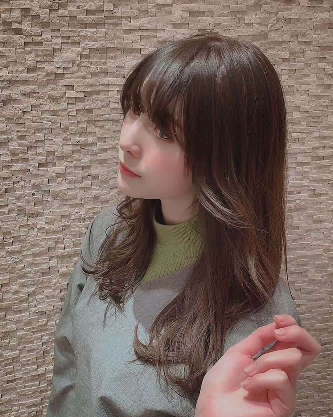 のインスタグラム：「美容室へ〜〜〜👩👩👩﻿ 春なので今回は暖色系カラーに挑戦！(あれ、3月って春だよね？雪降ったけど春だよね？)﻿ オレンジ寄りにしてください！てお願いした🤟﻿ 完成カラーはね〜もう最高〜〜もう最高〜〜﻿ ずっとグレージュとかオリーブにしてたからまた違う気分でルンルン👧﻿ ワタシシアワセ、最高。﻿ 一枚目はフィルターかけてるから２枚目が実物に近い！！！！！！！！！！！！﻿ 本当もうすんばらしいです癒されましたいつもありがとうございますありがとうございます﻿ ﻿ @kentarou_iida @peekaboosalonsofficial ﻿ #アンジェラ芽衣 #写真 #photo #ポートレート #portrait #ポートレート女子 #camera #カメラ #peekaboo #原宿 #原宿明治通り店 #ピークアブー #ヘアカラー #Hair #colour #Haircolour #トリートメント #treatment」