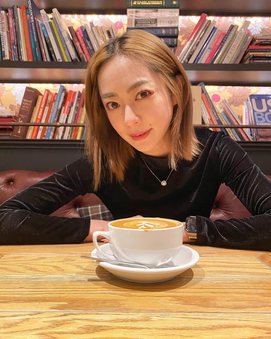 のインスタグラム：「日曜日❤️ 図書館みたいなカフェ☕️🤓📚 いいとこ見つけちゃった🥰 今日は紅いアイシャドーにしたよ❣️ #ありがとうありがとうありがとう」