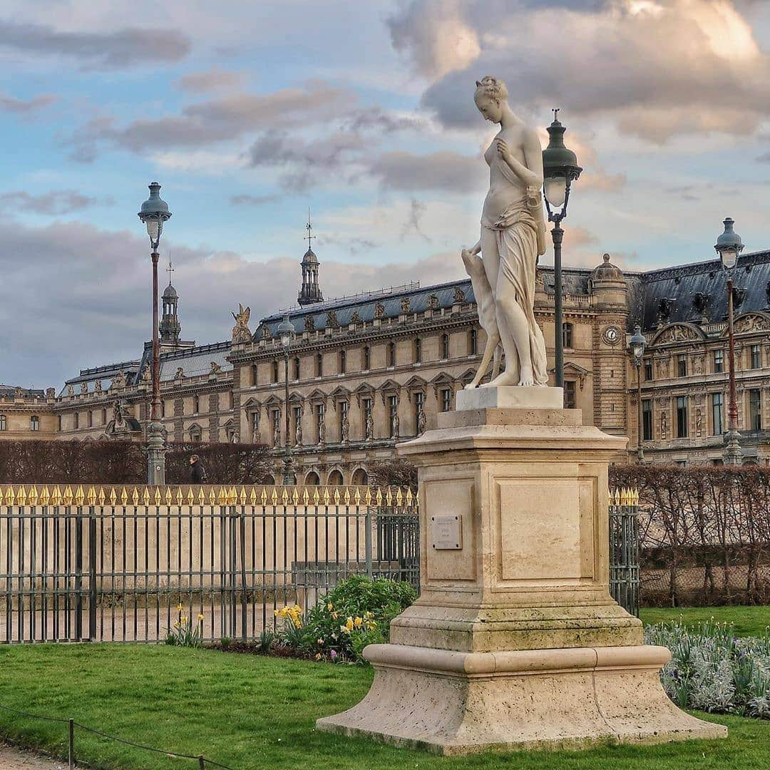 ルーブル美術館さんのインスタグラム写真 - (ルーブル美術館Instagram)「, 🇫🇷 Le jardin des Tuileries est fermé aussi jusqu'à nouvel ordre. Nous vous remercions de votre compréhension. Merci à @para.iba_25 pour cette belle prise ! Nous vous souhaitons à tous un très bon dimanche. . - - - - 🌎 The Tuileries garden is now closed until further notice. We thank you for your understanding. Congrats @para.iba_25 for this nice shot!  We wish you all a great Sunday. - . . #SuivezLeLouvre #MuséeDuLouvre #Louvre #Tuileries #TuileriesGarden #JardinDesTuileries」3月15日 20時05分 - museelouvre