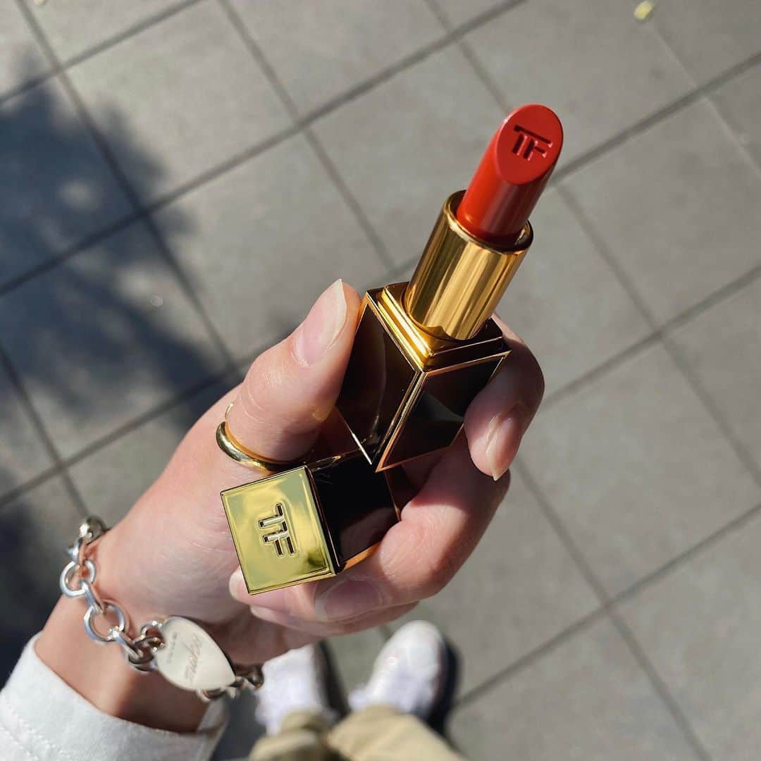 大野真昂のインスタグラム：「☺︎ ・ りこからオーストラリア土産でもらった TOM FORD のリップ💄🇦🇺✨ ・ ミニサイズで可愛い❤︎ ちょうど良い赤茶色だし マコの好きなの分かっとるね👏🏻 ・ #tomford #tomfordbeauty #トムフォード #リップ #オーストラリア土産」