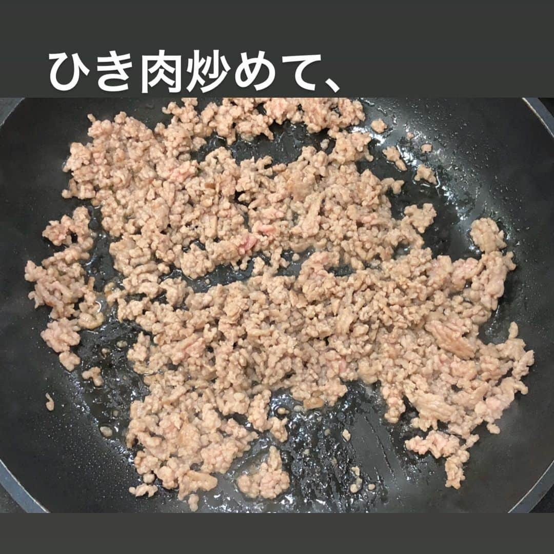 utoshさんのインスタグラム写真 - (utoshInstagram)「【#在宅楽飯】ひき肉の焼うどん！﻿ ﻿ 2月末からの学校の休校、そして企業の在宅ワークがこのまま終わりがみえないけど、 もっとみんながポジティブになれて、役に立つ事ってなにかできないか。という事をしたいなと思って、﻿ ぐっちくん @gucci.tckb 、かおさん @cao_life と相談して明るい企画を考えました。﻿ ﻿ その名も #在宅楽飯！﻿ ﻿ ﻿ リモートワーク中のご飯。とくにお昼とか、どうやって乗り切っているのかなぁと。﻿ みんなちゃんと食べているのか、余計なお世話ですが心配になります。 会社だとランチタイムって大事だけど、自宅だとついついおざなりになってしまいがち。﻿ ﻿ そんな時にパパッと作れる料理のアイデアがあったらいいんじゃないか！と思って企画しました！﻿ タグも3人で考えて、結果、コロナ騒動が終息しても使えるおもしろいタグになったんじゃないかなと思います！﻿ ﻿ ぜひ在宅ワーク中のご飯をこのタグで投稿してほしいし、在宅ワークにピッタリの料理があったらこのタグをつけて投稿してください。もちろん、そうじゃない人にとっても簡単料理のアイデアになって欲しいなと思います。#在宅楽飯﻿ ﻿ ﻿ そんなわけで僕が作ったのはひき肉焼うどん。﻿ 豚肉がないと作れないイメージありますが、ひき肉で焼うどんって作れるんですよ〜っていうアイデアの提案です！﻿ ﻿ ✔️〈この料理のポイント〉﻿ 最後に大葉を乗せるという作り方をしていますが、もちろんキャベツとかオーソドックスな具材でもOK。ぜひ作ってみてください！﻿ ﻿ ﻿ ﻿ レシピはこちら↓﻿ ﻿ ＿＿＿＿＿＿＿﻿ ﻿ ひき肉焼うどん（2人分）﻿ ﻿ 【材料】﻿ うどん 2玉﻿ 豚ひき肉 80g﻿ 大葉 4枚﻿ ﻿ しょう油　大さじ1﻿ 豆板醤 小さじ1/2（辛いの苦手な人は加減して）﻿ 水　大さじ3﻿ ﻿ ﻿ 【作り方】﻿ （1）大葉は太めのざく切りにする。﻿ ﻿ （2）フライパンに油を入れひき肉を炒め、うどんと水を入れてさっとほぐして、しょう油と豆板醤いれて混ぜ合わせたら完成。﻿ ﻿ （3）皿に盛り、大葉をのせたら完成。﻿ ﻿ ＿＿＿＿＿＿＿﻿ ﻿ ﻿ ぜひ作ってみてくださいね。﻿ No local No food おいしく楽しく！﻿ ﻿ ﻿ #焼うどん #yakiudon #udon #love﻿ #スタートUPレシピ #スタートアップレシピ #とりあえず野菜食﻿ ﻿ #ellegourmet#lunch#brunch#breakfast#foodporn#instagramjapan#vsco#IGersJP#onthetable#ランチ#おうちカフェ#うちごはん#暮らし#フーディーテーブル#cooking#おうちごはん#朝ごはん#japanesebreakfast」3月15日 20時10分 - utosh