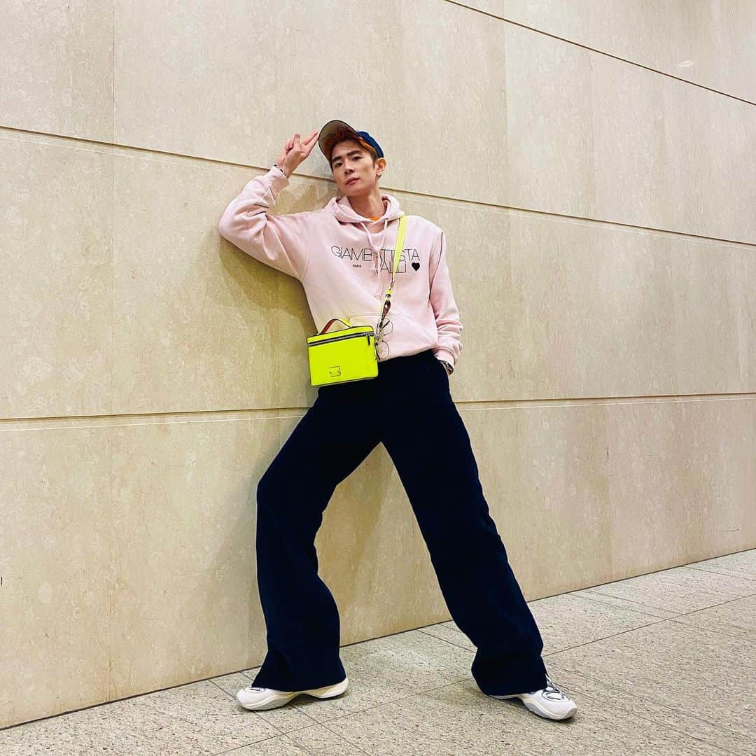 のインスタグラム：「@fendi の New Shoes履いてウッキウキだがその靴が見えない🥺　#fendifluid #スニーカー #fendi」