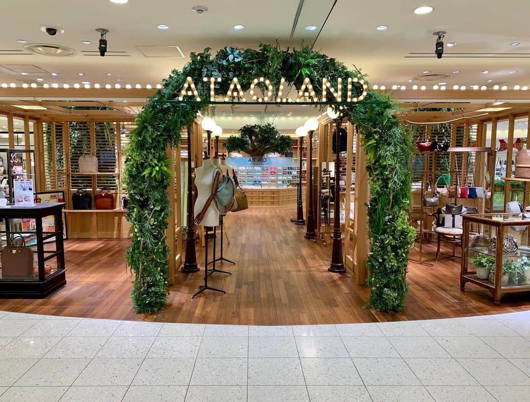 ATAO(アタオ)さんのインスタグラム写真 - (ATAO(アタオ)Instagram)「🎉 ATAO LAND ㊗️1周年🎉﻿ ﻿  ATAO LANDオープンより﻿ 本日で1周年を迎えることが出来ました❣️﻿ ありがとうございます✨✨﻿ ﻿ これまでたくさんの方にお越しいただき﻿ スタッフ一同、感謝の気持ちでいっぱいです❤️﻿ ﻿ これからも皆さまに﻿ 楽しんでいただけるよう﻿ 盛り上げていきたいと思います！﻿ ﻿ 皆さまのご来店を心より﻿ お待ちしております🍒✨﻿ ﻿ ﻿ #ATAO#アタオ#atao#神戸ブランド#kobe﻿ #IANNE#ianne#paris#イアンヌ﻿ #ILEMER#イルメール﻿ #2020SS﻿ #1周年#アニバーサリー﻿ #ファッションにエンターテイメントを﻿ #ATAOLAND#ataoland﻿ #アタオランド ﻿」3月15日 20時20分 - atao.kobe