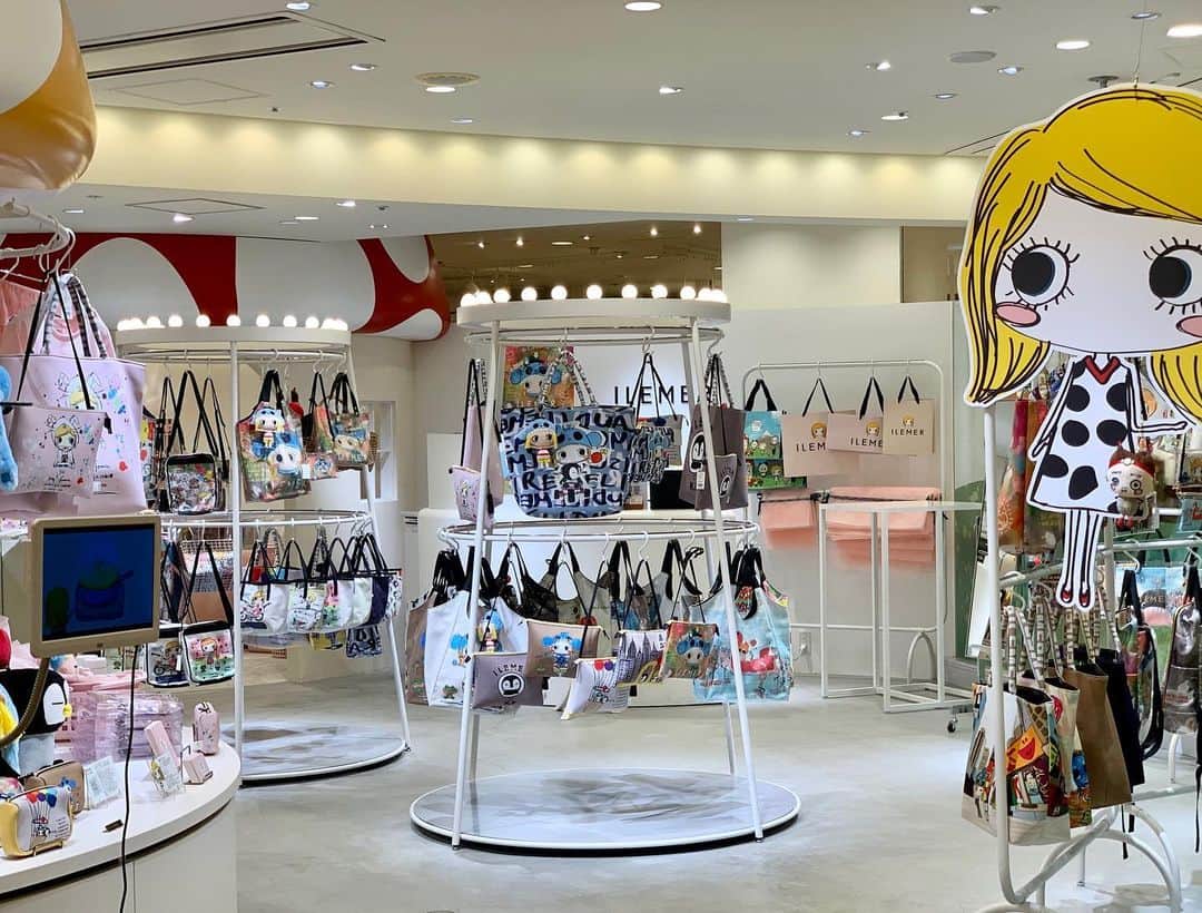 ATAO(アタオ)さんのインスタグラム写真 - (ATAO(アタオ)Instagram)「🎉 ATAO LAND ㊗️1周年🎉﻿ ﻿  ATAO LANDオープンより﻿ 本日で1周年を迎えることが出来ました❣️﻿ ありがとうございます✨✨﻿ ﻿ これまでたくさんの方にお越しいただき﻿ スタッフ一同、感謝の気持ちでいっぱいです❤️﻿ ﻿ これからも皆さまに﻿ 楽しんでいただけるよう﻿ 盛り上げていきたいと思います！﻿ ﻿ 皆さまのご来店を心より﻿ お待ちしております🍒✨﻿ ﻿ ﻿ #ATAO#アタオ#atao#神戸ブランド#kobe﻿ #IANNE#ianne#paris#イアンヌ﻿ #ILEMER#イルメール﻿ #2020SS﻿ #1周年#アニバーサリー﻿ #ファッションにエンターテイメントを﻿ #ATAOLAND#ataoland﻿ #アタオランド ﻿」3月15日 20時20分 - atao.kobe