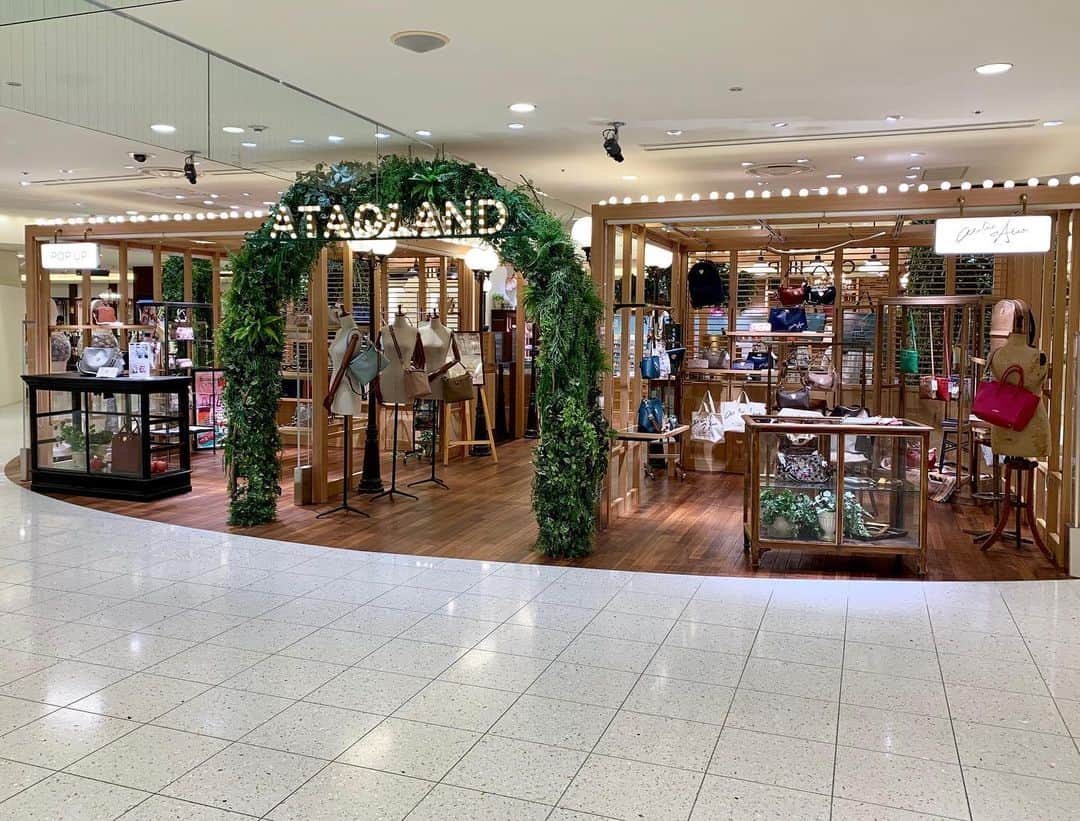 ATAO(アタオ)さんのインスタグラム写真 - (ATAO(アタオ)Instagram)「🎉 ATAO LAND ㊗️1周年🎉﻿ ﻿  ATAO LANDオープンより﻿ 本日で1周年を迎えることが出来ました❣️﻿ ありがとうございます✨✨﻿ ﻿ これまでたくさんの方にお越しいただき﻿ スタッフ一同、感謝の気持ちでいっぱいです❤️﻿ ﻿ これからも皆さまに﻿ 楽しんでいただけるよう﻿ 盛り上げていきたいと思います！﻿ ﻿ 皆さまのご来店を心より﻿ お待ちしております🍒✨﻿ ﻿ ﻿ #ATAO#アタオ#atao#神戸ブランド#kobe﻿ #IANNE#ianne#paris#イアンヌ﻿ #ILEMER#イルメール﻿ #2020SS﻿ #1周年#アニバーサリー﻿ #ファッションにエンターテイメントを﻿ #ATAOLAND#ataoland﻿ #アタオランド ﻿」3月15日 20時20分 - atao.kobe