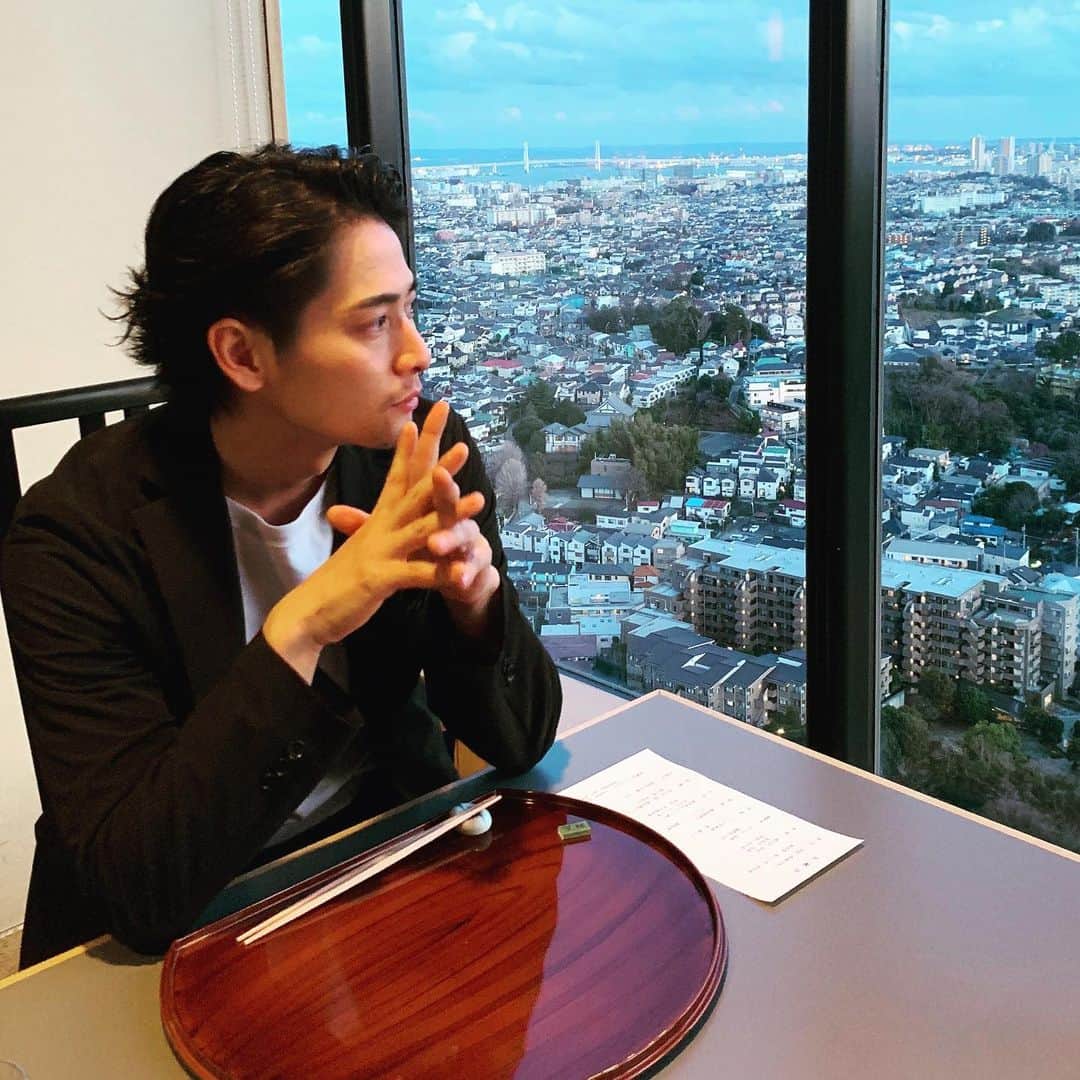 土屋光太朗のインスタグラム：「黒いジャケットを羽織って 夕方〜夜にかけて 変わる景色を楽しんで　 日本食を待ち望んで。  ローカルな場所が落ち着くから好きであまりこゆ場所は行かないけど　たまにくると楽しい　非日常感。  そんなことより これからコロナどうなってくの #dayoff #ジャケットスタイル」