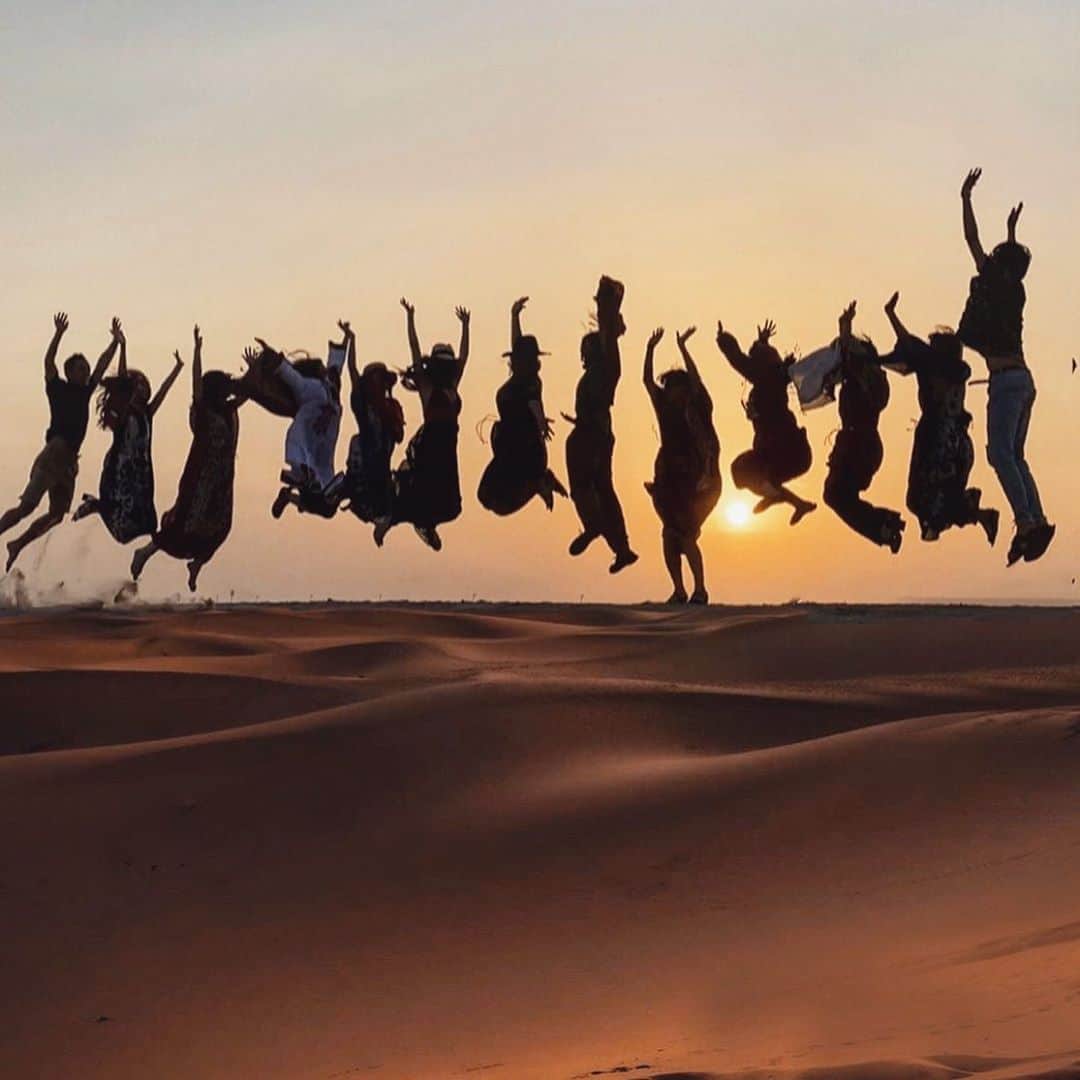 清水彩子さんのインスタグラム写真 - (清水彩子Instagram)「毎年恒例化してきた 皆でのジャンプ💨 また、来年の目標が出来た🐪  #砂漠 #ドバイ #dubai #Desert #社員旅行 #海外旅行 #babalshamsdesertresort #バブアルシャムスデザートリゾートアンドスパ」3月15日 20時24分 - ayakosugar