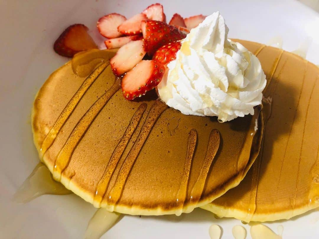 はねゆりのインスタグラム：「昨日作ったパンケーキ🥞﻿ 雪が降ってて寒かった❄️﻿ ﻿ 今日は、街に出て撮影しながら遊びました📸﻿ 楽しかった♪﻿ ﻿ I made pancakes yesterday✨﻿ It was snowing and very cold yesterday.﻿ ﻿ Jojo and I were playing around in Tokyo🗼﻿ It was fun😉﻿ ﻿ #chichi&jojo﻿ #date﻿ #couple﻿ #internationalcouple﻿ #pancakes﻿」