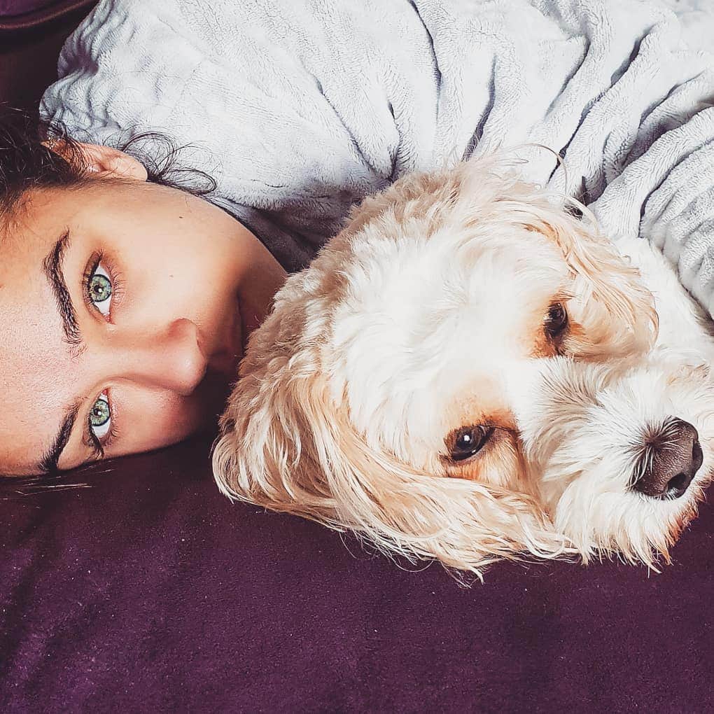 ジョージア・メイ・フットのインスタグラム：「My little Marley is 8 this year. After moving away my parents took him on so he could live his best life with all the space! It was so hard letting him go. But it means these cuddles mean more than ever. Nothing makes me happier than Marley Moo cuddles 🐶💜」