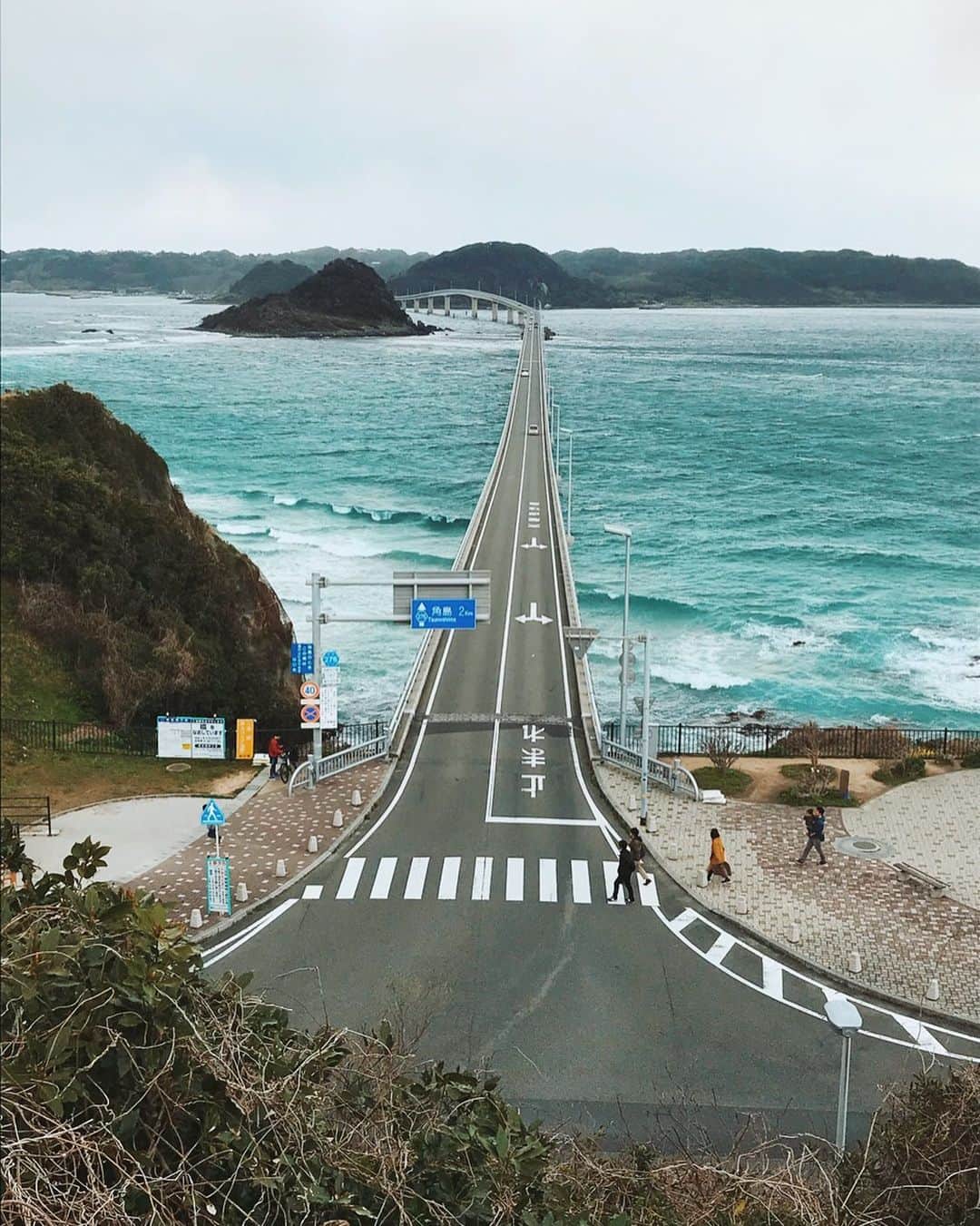 何川美聡さんのインスタグラム写真 - (何川美聡Instagram)「_  「はじめての角島」  おとんが「遊びいくぞ〜」って言うから付いてったら 寝てる間に山口まで来ちゃってた。  なんかいっぱい食べすぎちゃったなあ いい休日でした😌  #角島大橋 #海 #楽しい日曜日」3月15日 20時42分 - misato_singer