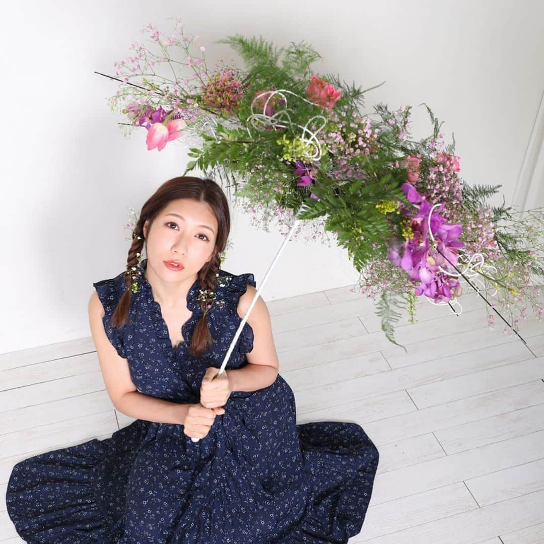 穂川果音さんのインスタグラム写真 - (穂川果音Instagram)「umbrella💐  flower arrangement→ @leiflowerproducing  #shooting #portrait  #beautymakeup  #flowers  #leiflowerproducing #扇のブーケ #添う花ブーケ #フラワーパラソル #フラワーハット #flowerarrangement  #花と人  #穂川果音  #model #気象予報士」3月15日 20時43分 - hokawakanonn