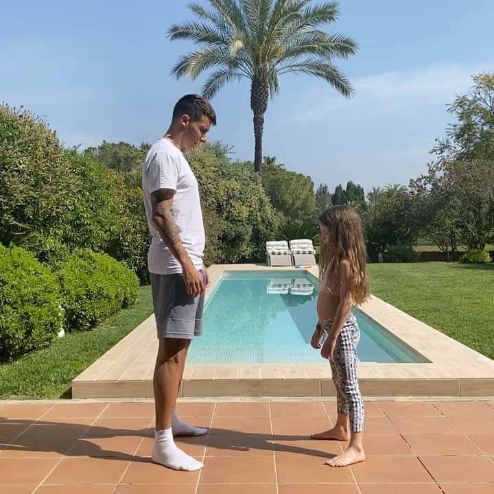 クリスティアン・テージョのインスタグラム：「Os animo a todos a hacer el challenge que quería hacer hoy Carlota😂😱💚 No ha salido mal no?😅😀#yomequedoencasa #Challenge #betisencasa ▪️nomino a @marcbartra @antoniobarragan17 y ya que no tenemos derbi al gran @nolitoo10 😀」