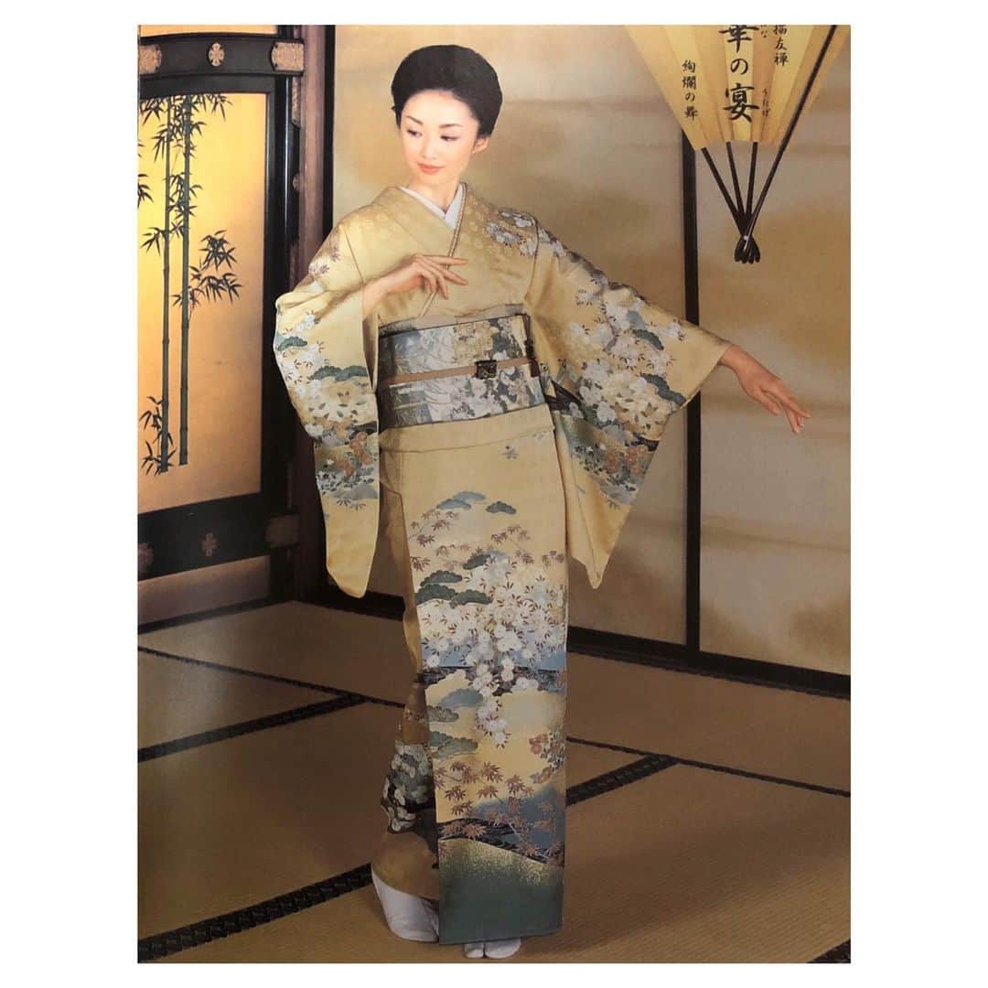 理絵さんのインスタグラム写真 - (理絵Instagram)「金運がアップしそうなほどの金色💛  #kimono #wafuku #着物 #和服 #model #actress #modella #attrice #모델 #여배우 #元宝塚 #宝塚og #理絵着物 #tokyo #japan」3月15日 20時55分 - ____rie____