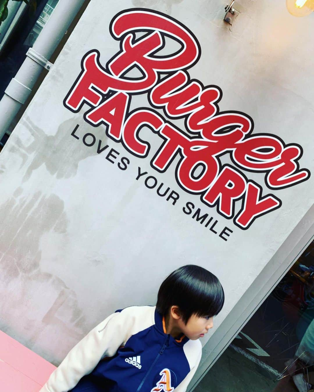 新保友映さんのインスタグラム写真 - (新保友映Instagram)「今日も最高😍 美味しかった🍔😋 #burgerfactory  #burger  #hamburger  #バーガーファクトリー #ハンバーガー #sandwich  #サンドイッチ #ピーナツバタージャムベーコンサンド #peanutbutter  #jam #bacon #テリヤキチーズバーガー #teriyaki #cheese  #kidsmenu  #中目黒 #nakameguro  #나카메구로  #東京 #tokyo #도쿄」3月15日 20時50分 - tomoemoe0520